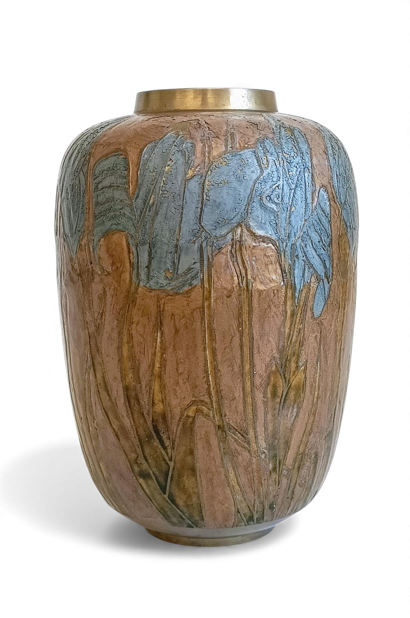 Vaso in ottone smaltato cloisonné Art Nouveau con motivo di iris, circa 1890-1910 in vendita 4