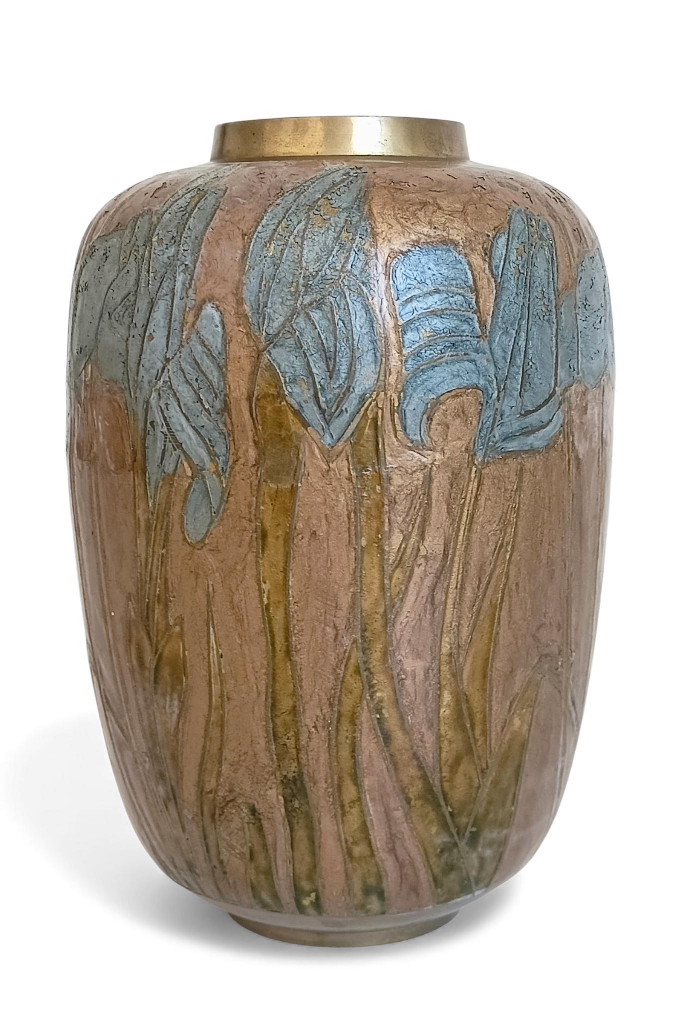 Vaso in ottone smaltato cloisonné Art Nouveau con motivo di iris, circa 1890-1910 in vendita 5