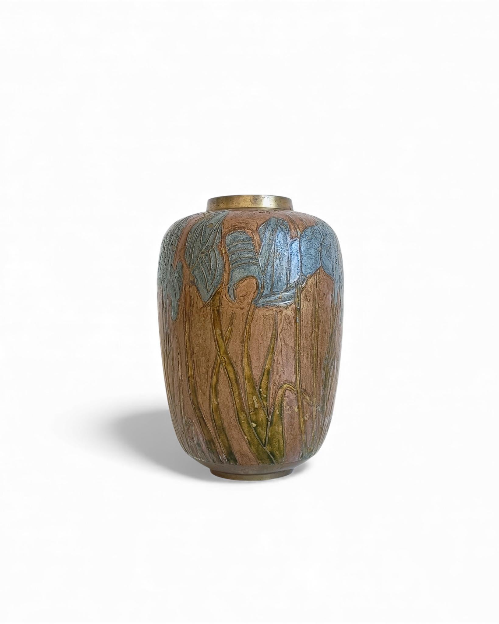 Vaso in ottone smaltato cloisonné Art Nouveau con motivo di iris, circa 1890-1910 in vendita 6