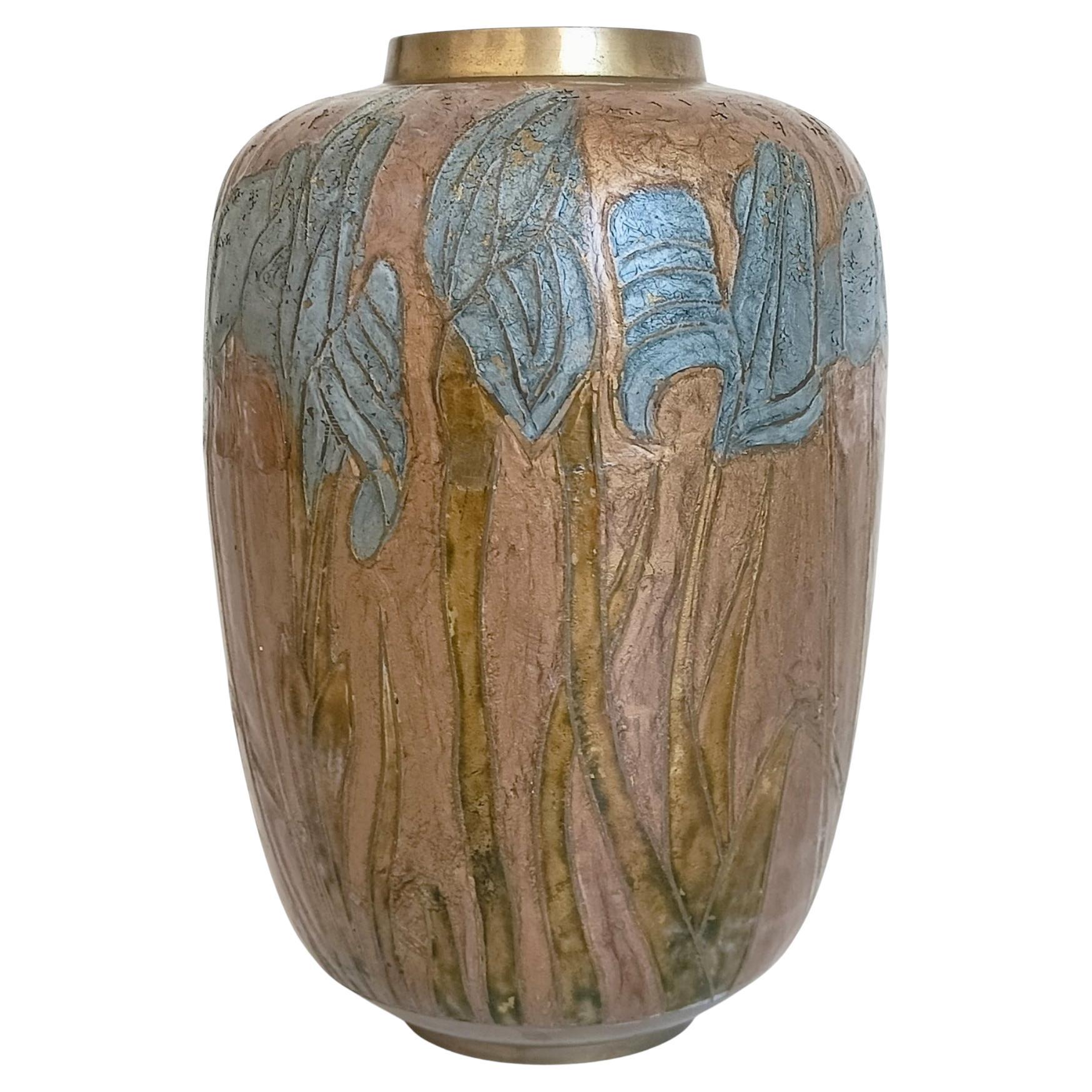 Francese Vaso in ottone smaltato cloisonné Art Nouveau con motivo di iris, circa 1890-1910 in vendita