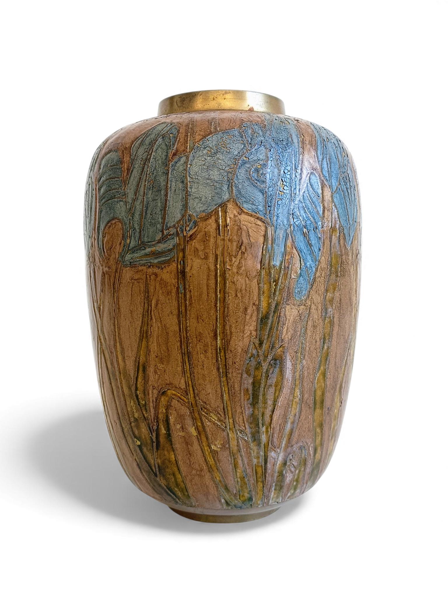 Fatto a mano Vaso in ottone smaltato cloisonné Art Nouveau con motivo di iris, circa 1890-1910 in vendita