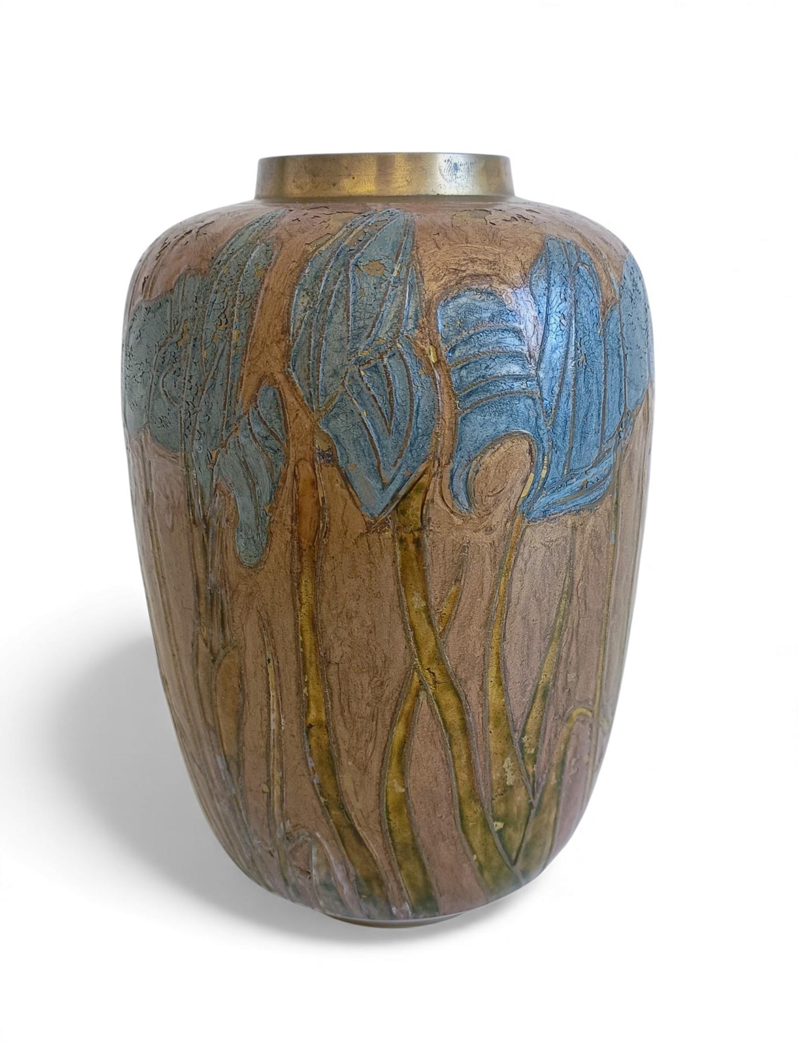 Vaso in ottone smaltato cloisonné Art Nouveau con motivo di iris, circa 1890-1910 In condizioni buone in vendita a Valencia, VC