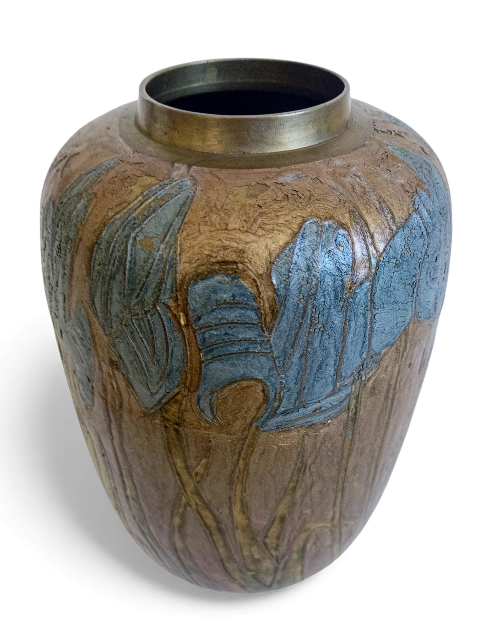 Inizio XX secolo Vaso in ottone smaltato cloisonné Art Nouveau con motivo di iris, circa 1890-1910 in vendita