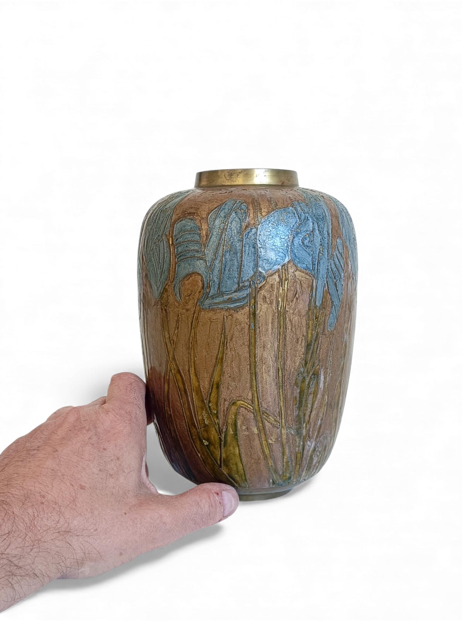 Ottone Vaso in ottone smaltato cloisonné Art Nouveau con motivo di iris, circa 1890-1910 in vendita