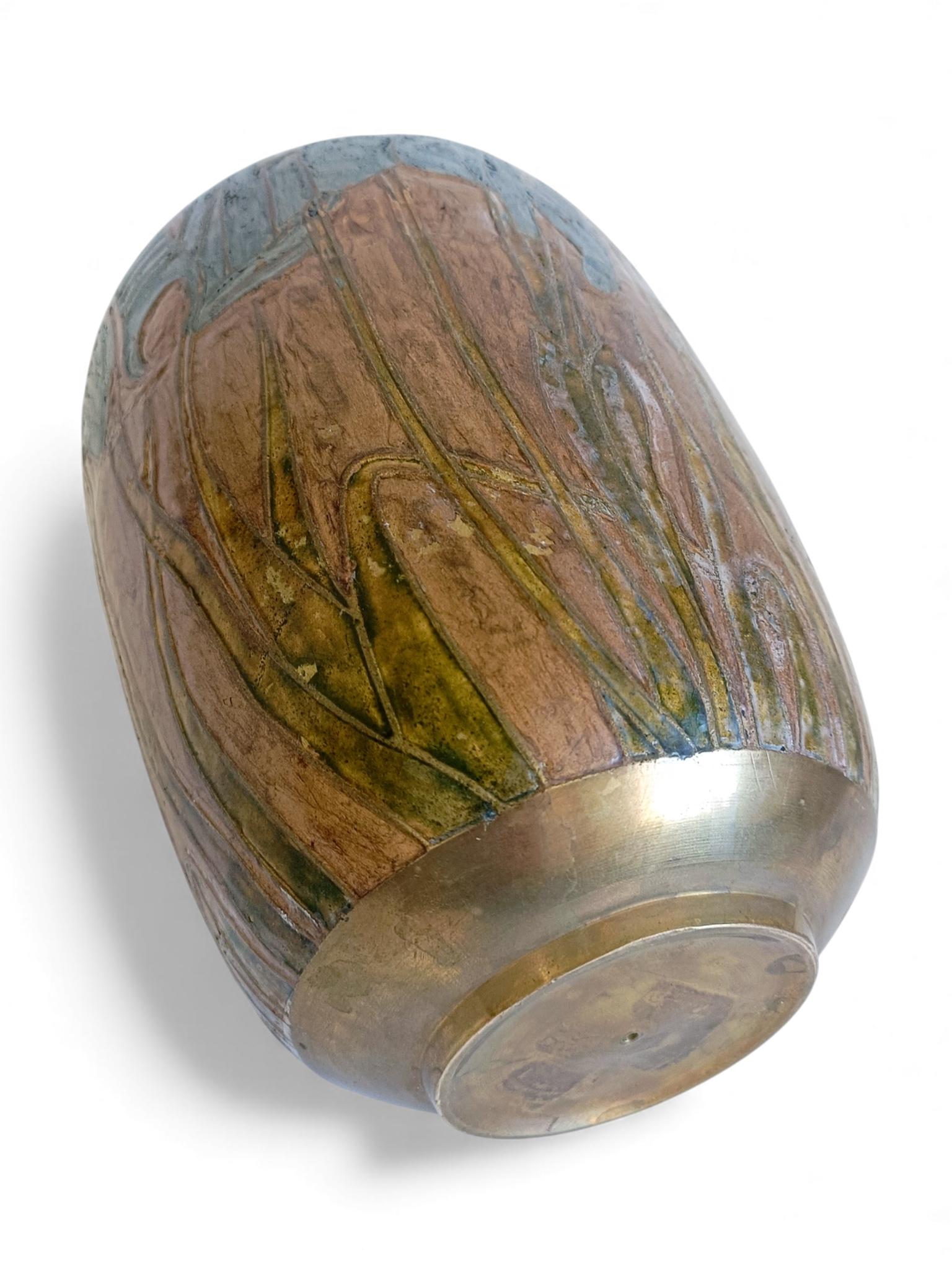 Vaso in ottone smaltato cloisonné Art Nouveau con motivo di iris, circa 1890-1910 in vendita 1