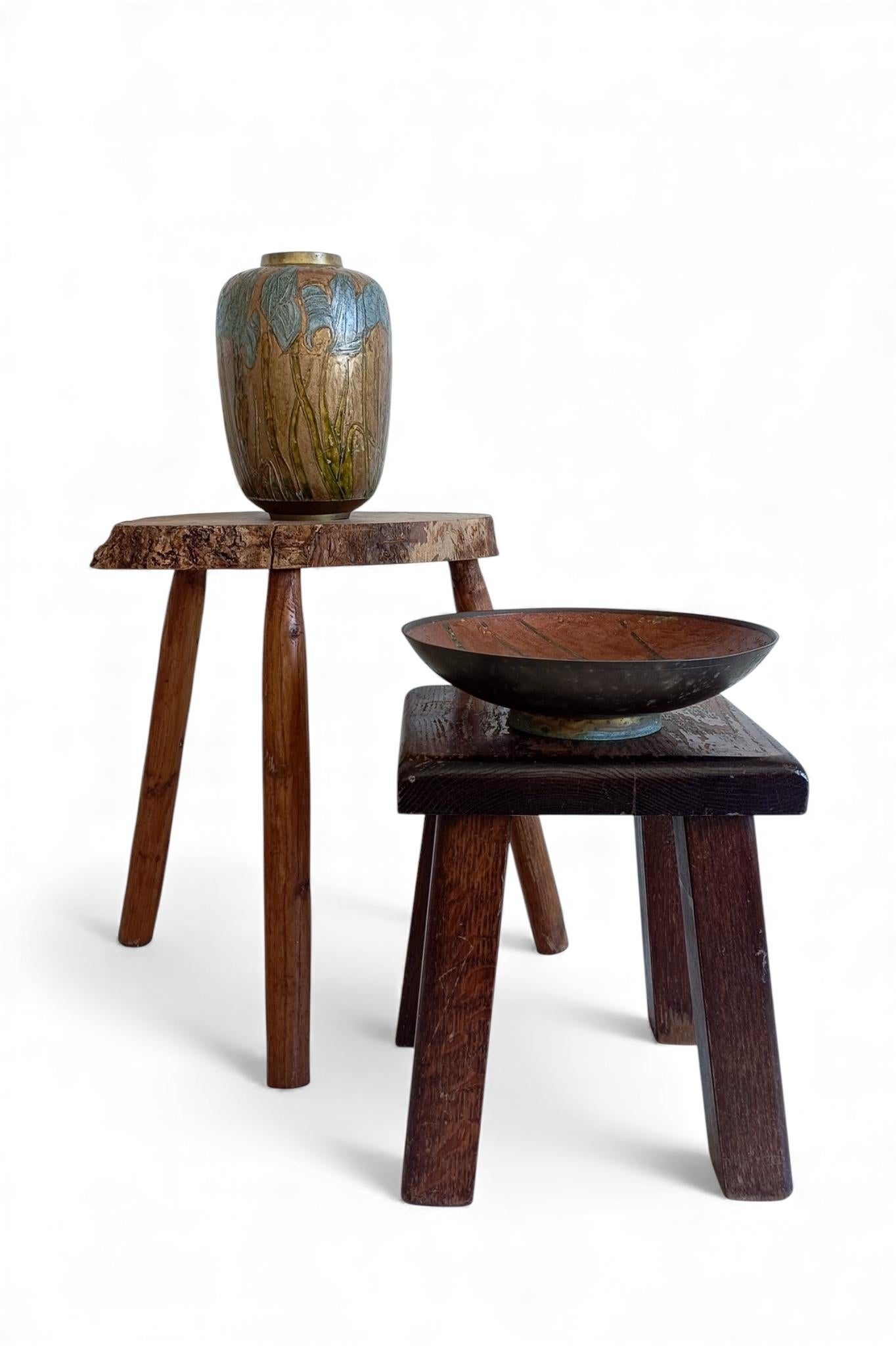 Vaso in ottone smaltato cloisonné Art Nouveau con motivo di iris, circa 1890-1910 in vendita 2