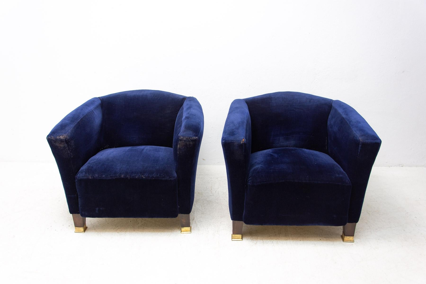 A pair of Art Nouveau comfortable club armchairs, they were made in Austria Hungary around 1915.

Structurally in good Vintage condition, the fabric is already worn in several places.

Measures: height: 68 cm, width: 85cm, depth: 78cm

Price