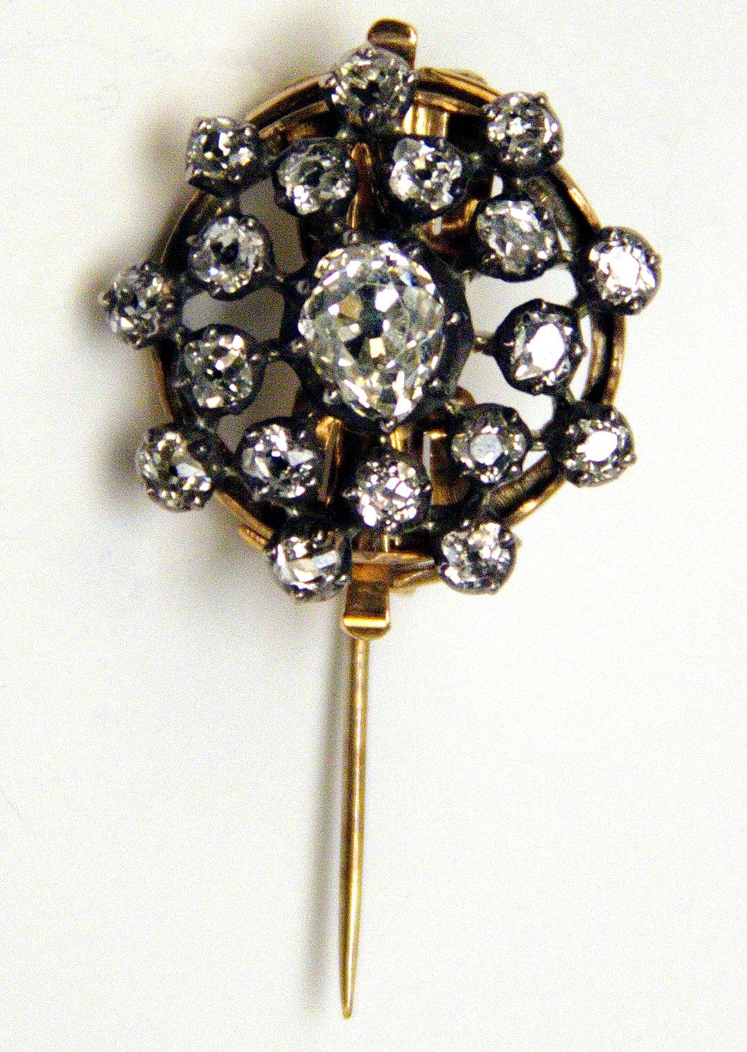 Women's Art Nouveau Cluster Brooch Gold 585 Diamonds 2.30 Carat Vienna, 1900 For Sale