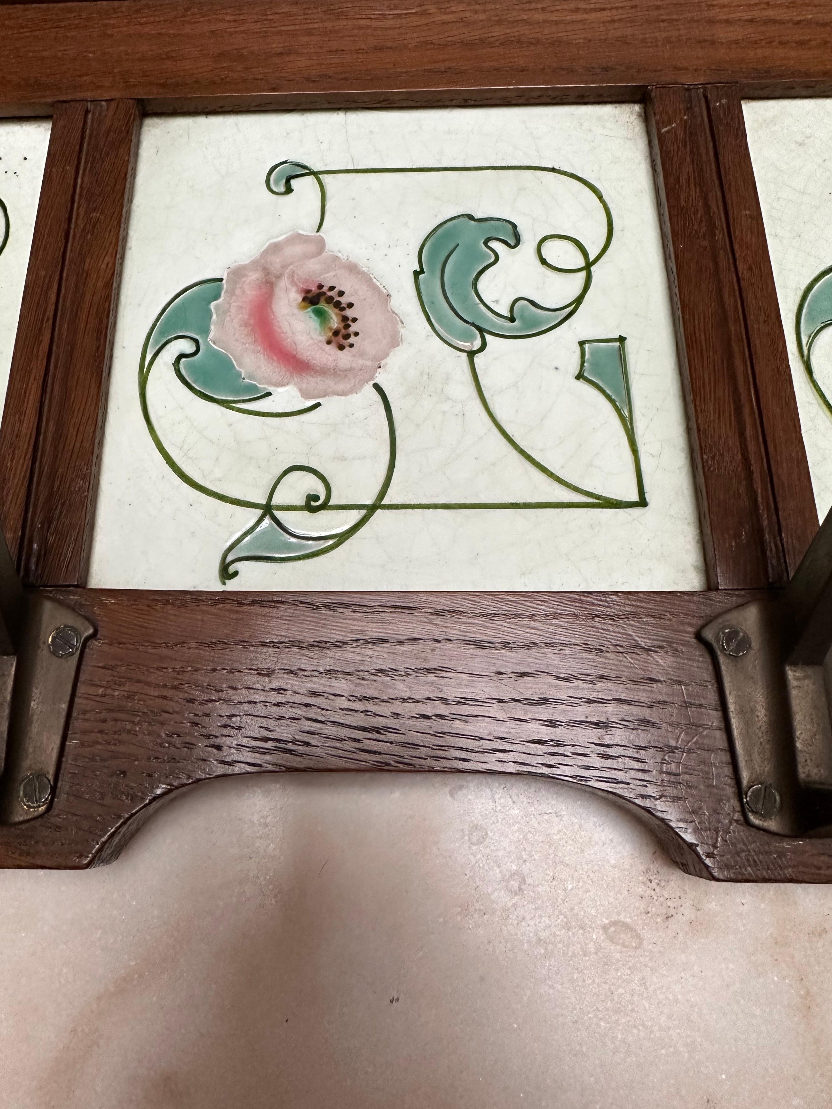 XX secolo Appendiabiti Arts & Crafts w. Maiolica smaltata, piastrelle a fiori stilizzate e ganci in bronzo in vendita