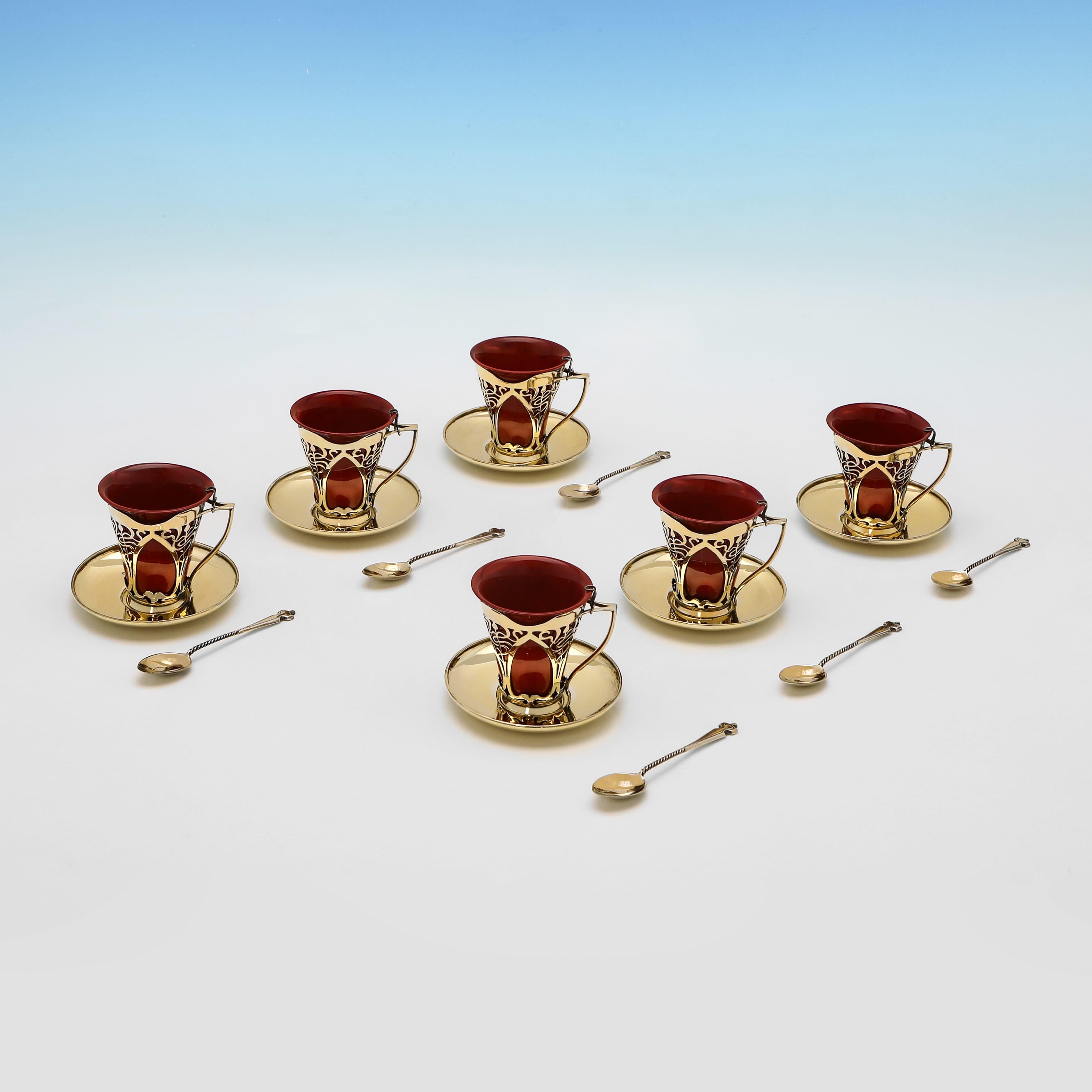 Un raffinato set da caffè in argento e porcellana di epoca edoardiana, marchiato a Sheffield nel 1908, prodotto da Roberts & Belk. Il set comprende sei portabicchieri in argento dorato, sei piattini coordinati e sei cucchiaini da caffè, tutti