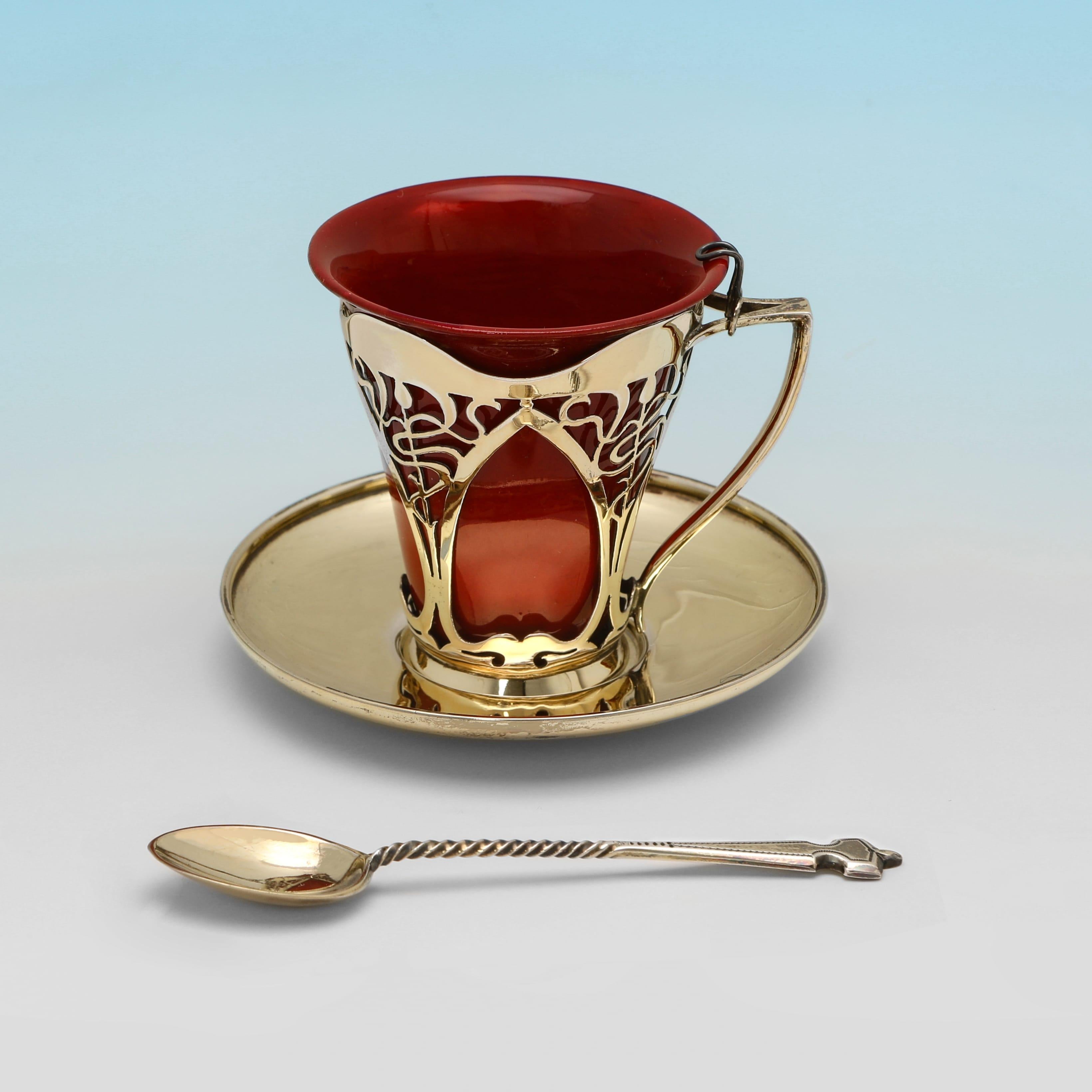 Inglese Set di tazze da caffè in stile Art Nouveau di Royal Doulton con portaoggetti in argento del 1908 in vendita