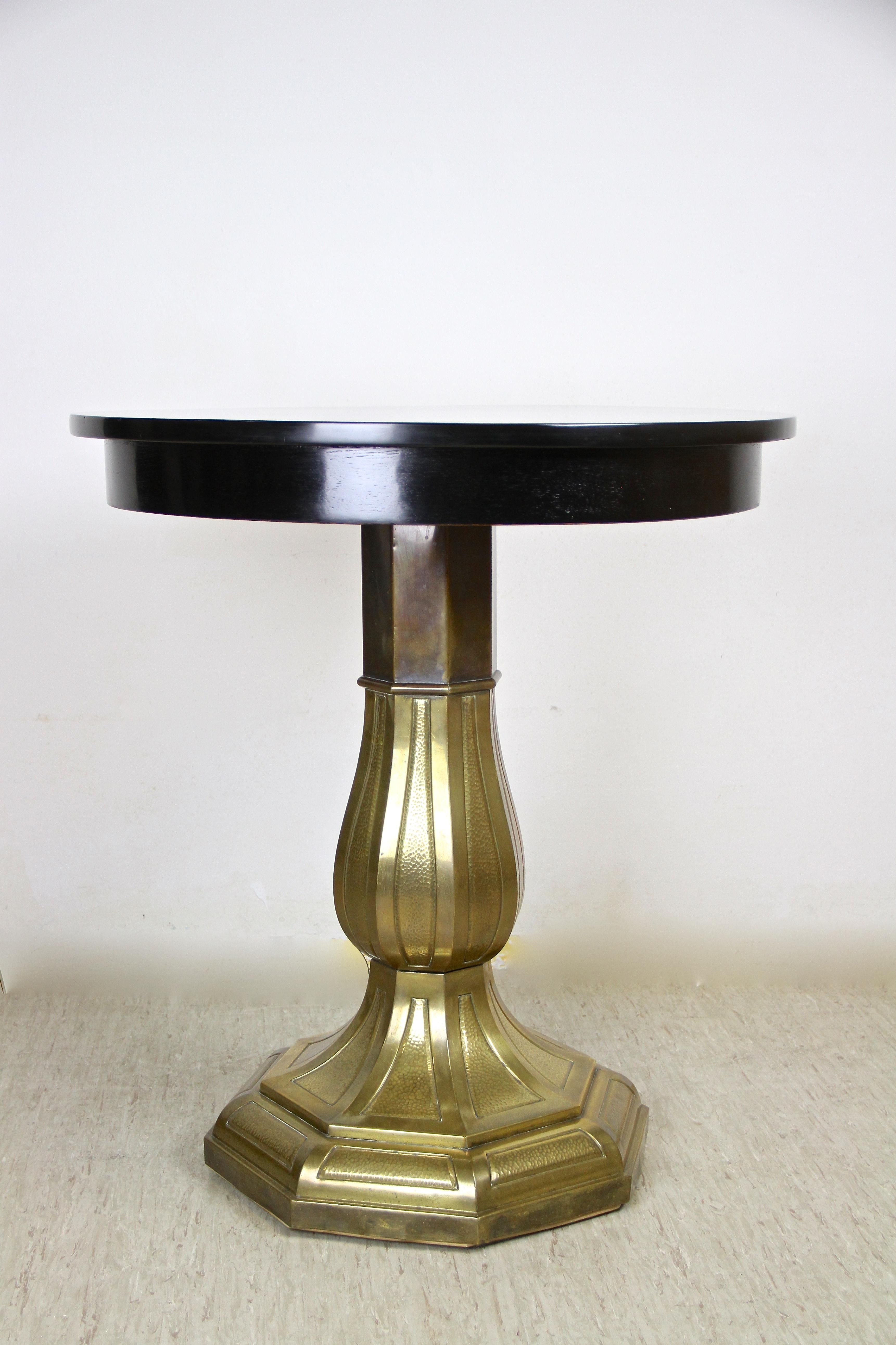 Art Nouveau Coffee/ Side Table with Brass Base, Austria, circa 1910 In Good Condition For Sale In Lichtenberg, AT