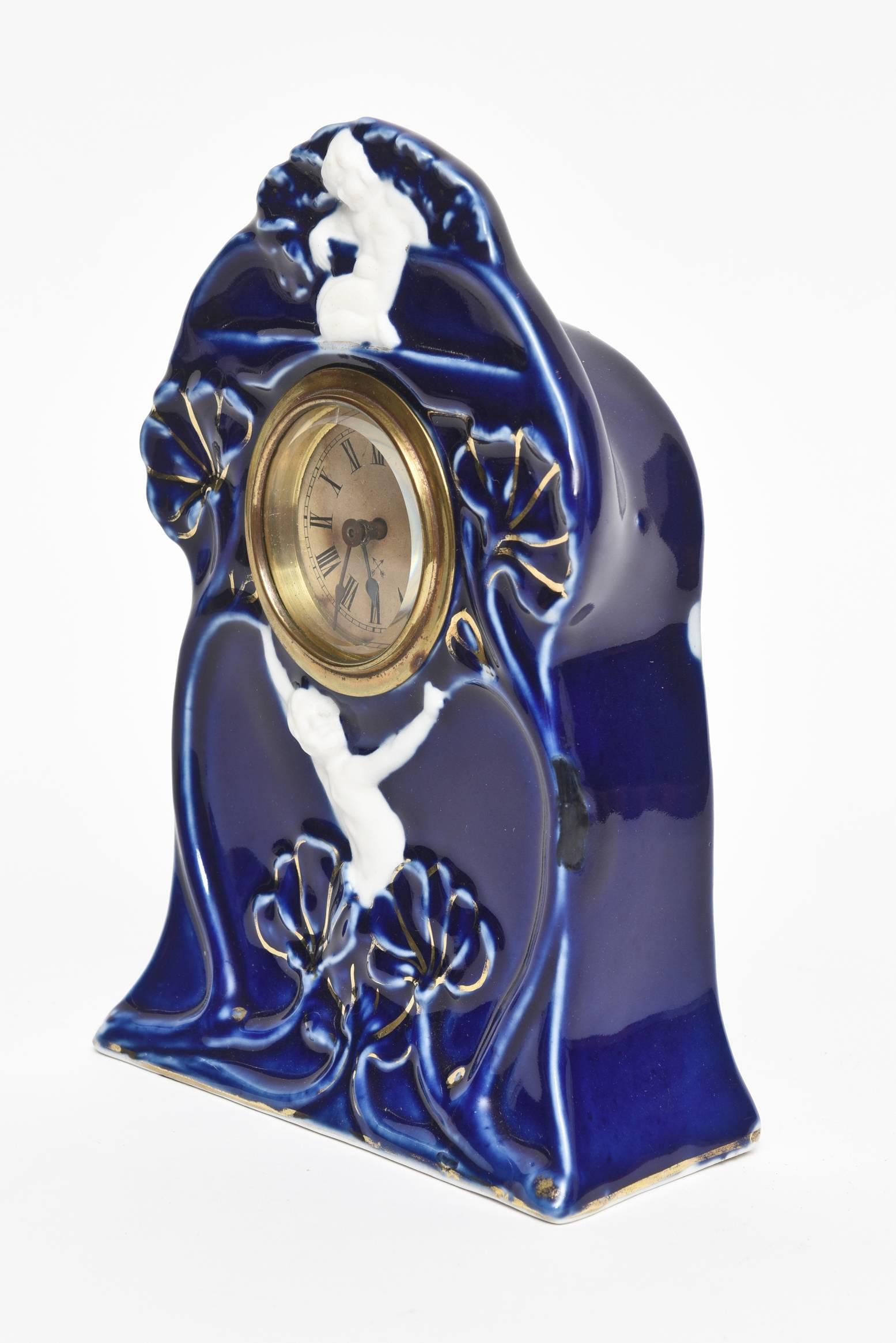 Moulé Horloge de bureau Art Nouveau en porcelaine dorée bleu colbalt avec figures blanches en vente