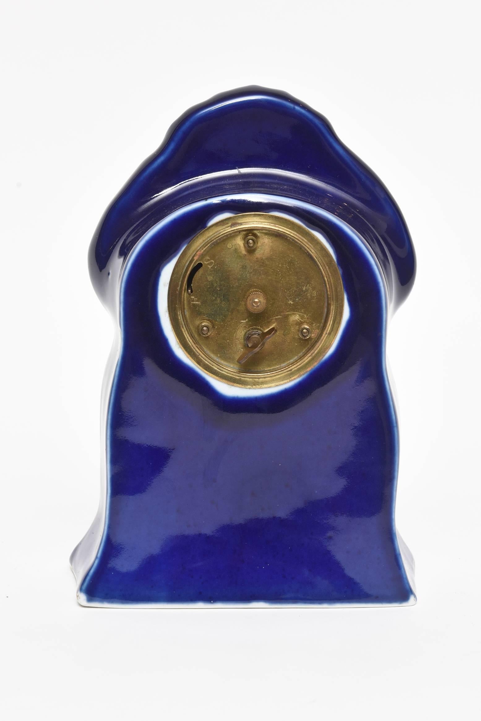 Porcelaine Horloge de bureau Art Nouveau en porcelaine dorée bleu colbalt avec figures blanches en vente