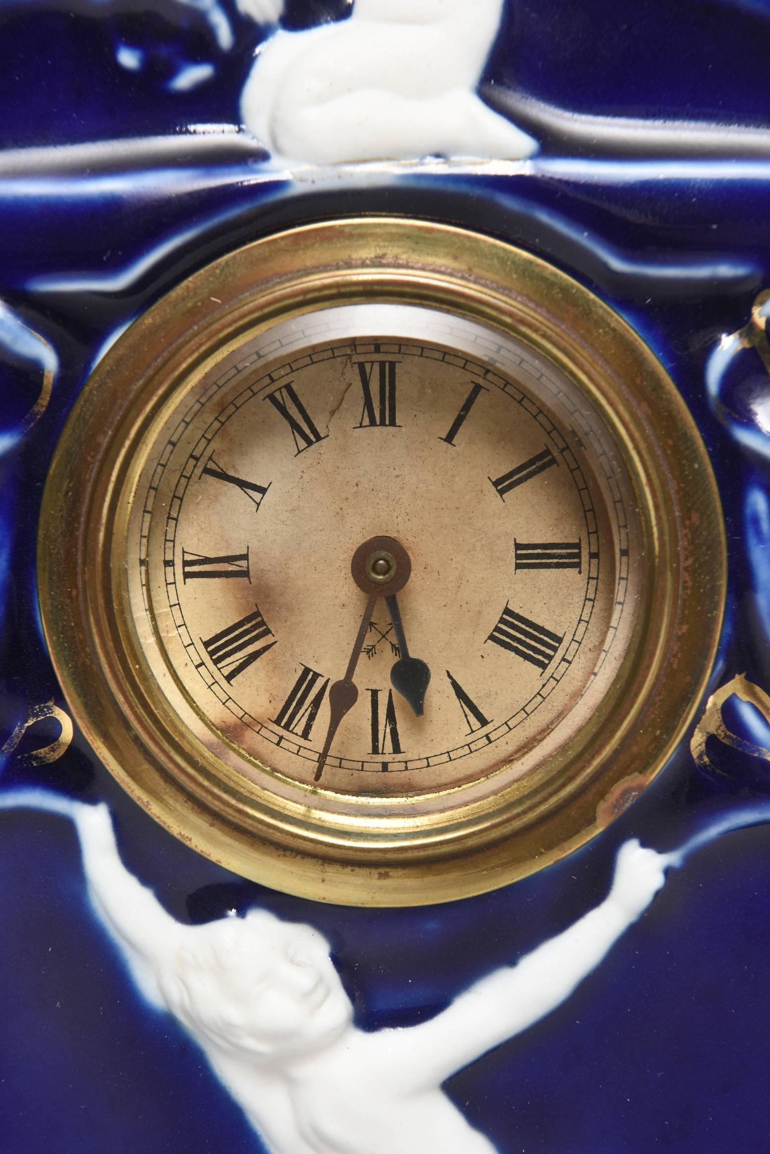 Horloge de bureau Art Nouveau en porcelaine dorée bleu colbalt avec figures blanches en vente 2