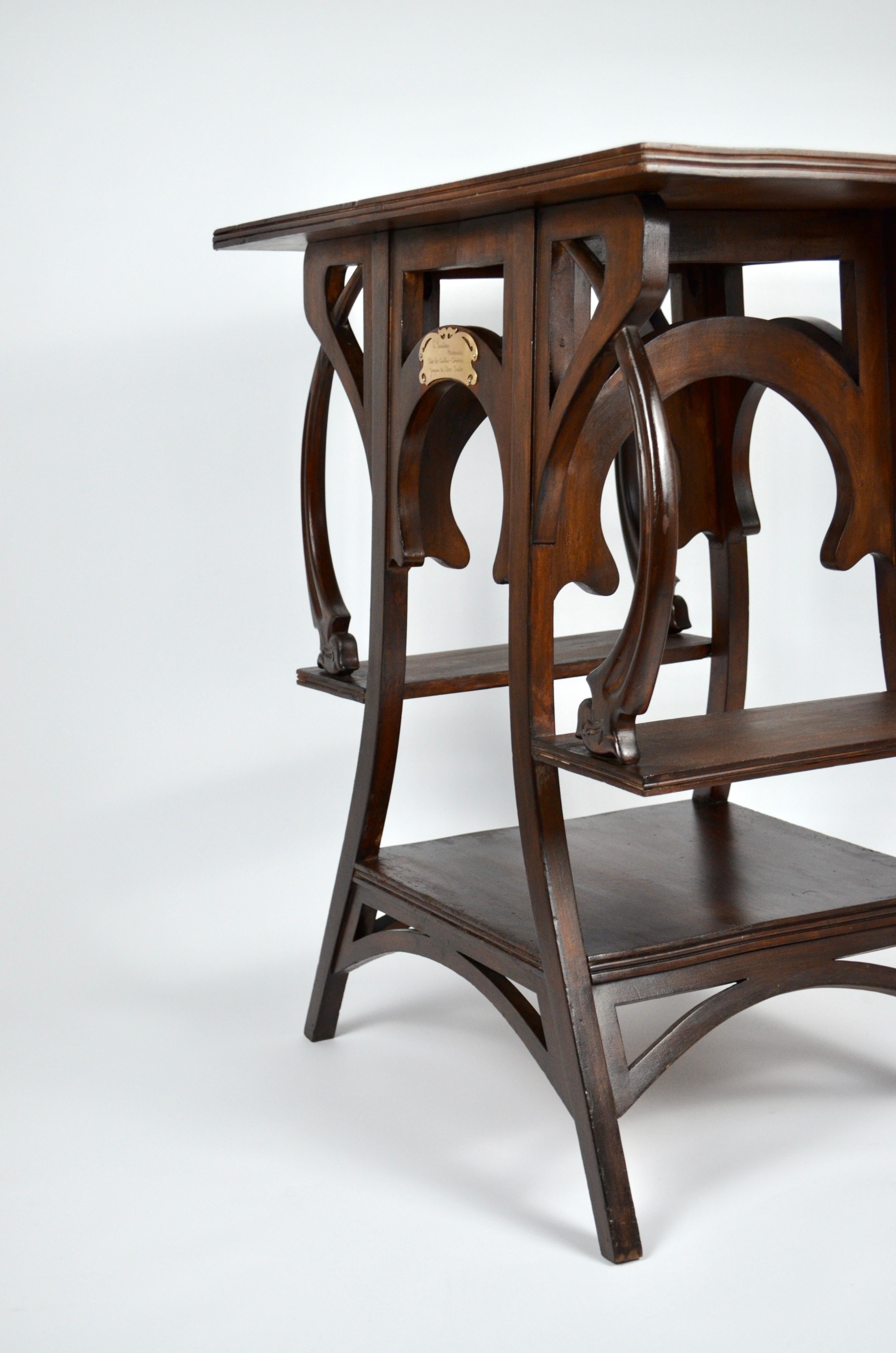 Eleganter Konsolentisch im reinen Jugendstil, 1910er Jahre
Mit einer Messingplakette, die den Hersteller angibt: 