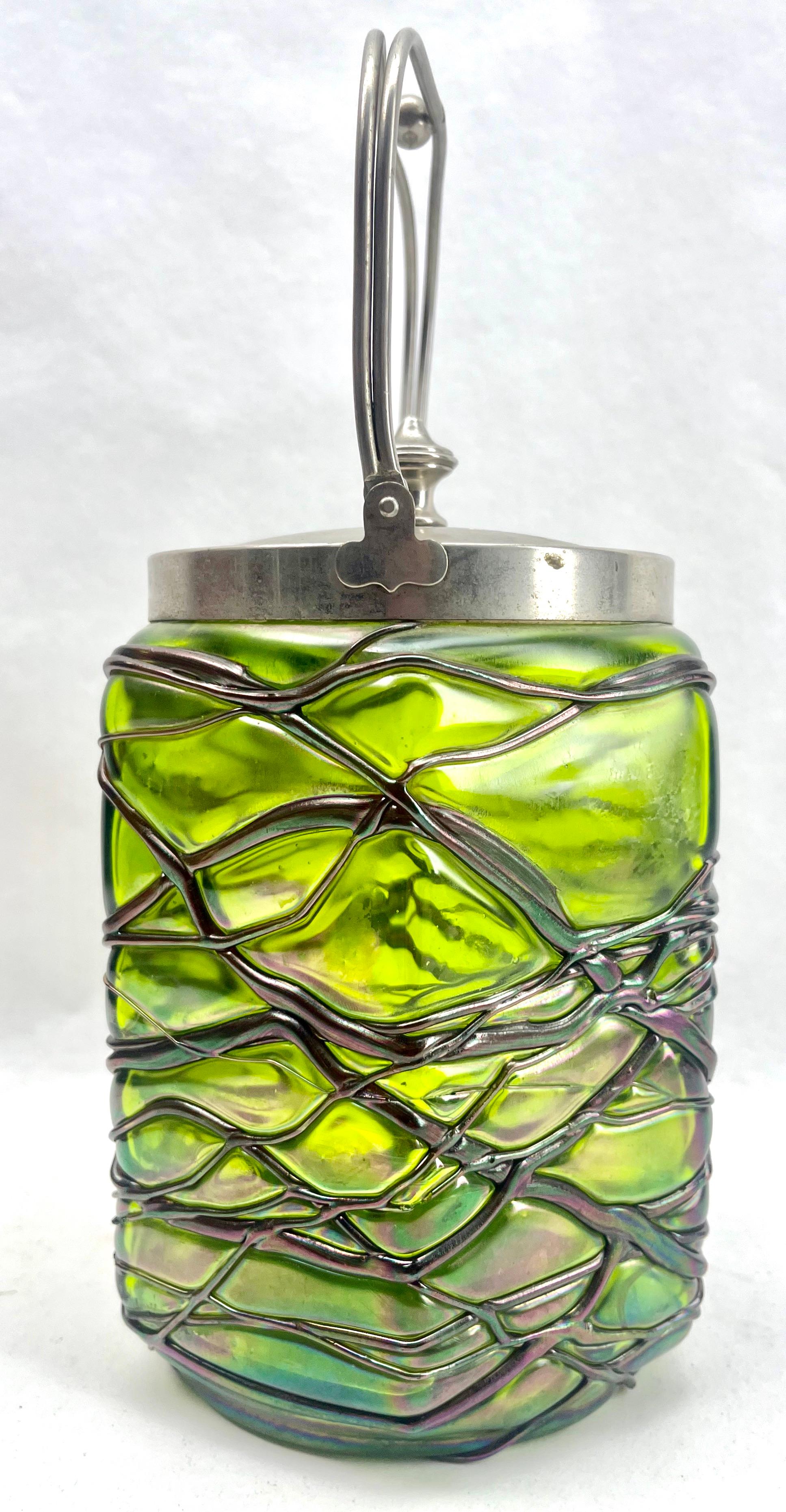 Jugendstil Keksdose aus irisierendem Glas von Loetz' mit Deckel im Angebot 4
