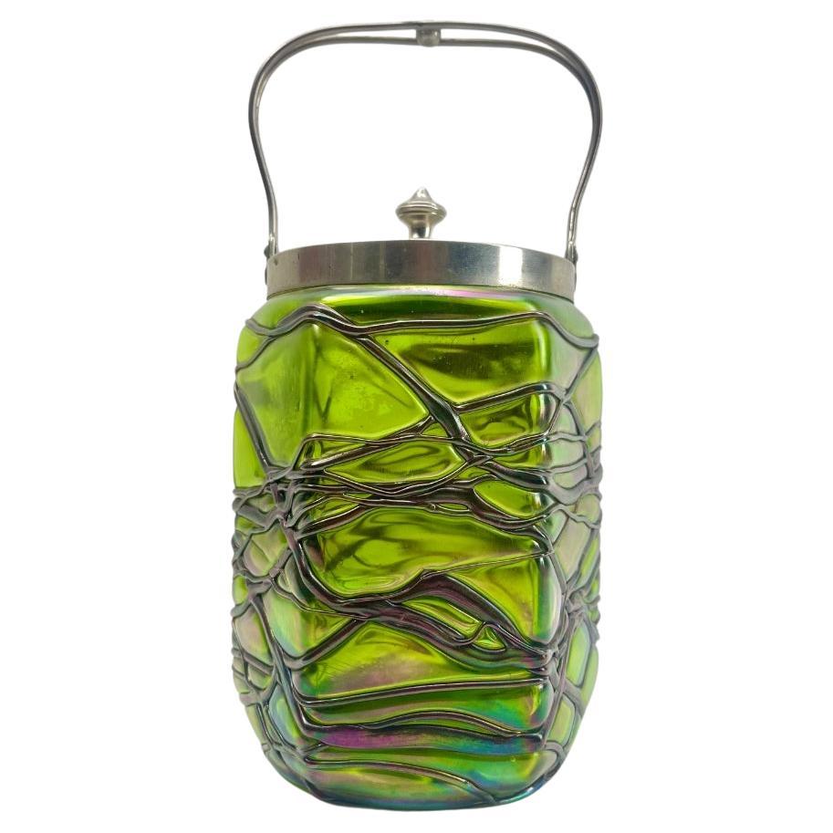 Jarre à biscuits Art Nouveau en verre irisé de Loetz Glass avec couvercle

Subtil vase en verre soufflé à la main dans le style Art nouveau. 

Une couleur et une technique particulières pour tout collectionneur.
C'est tout simplement magnifique.