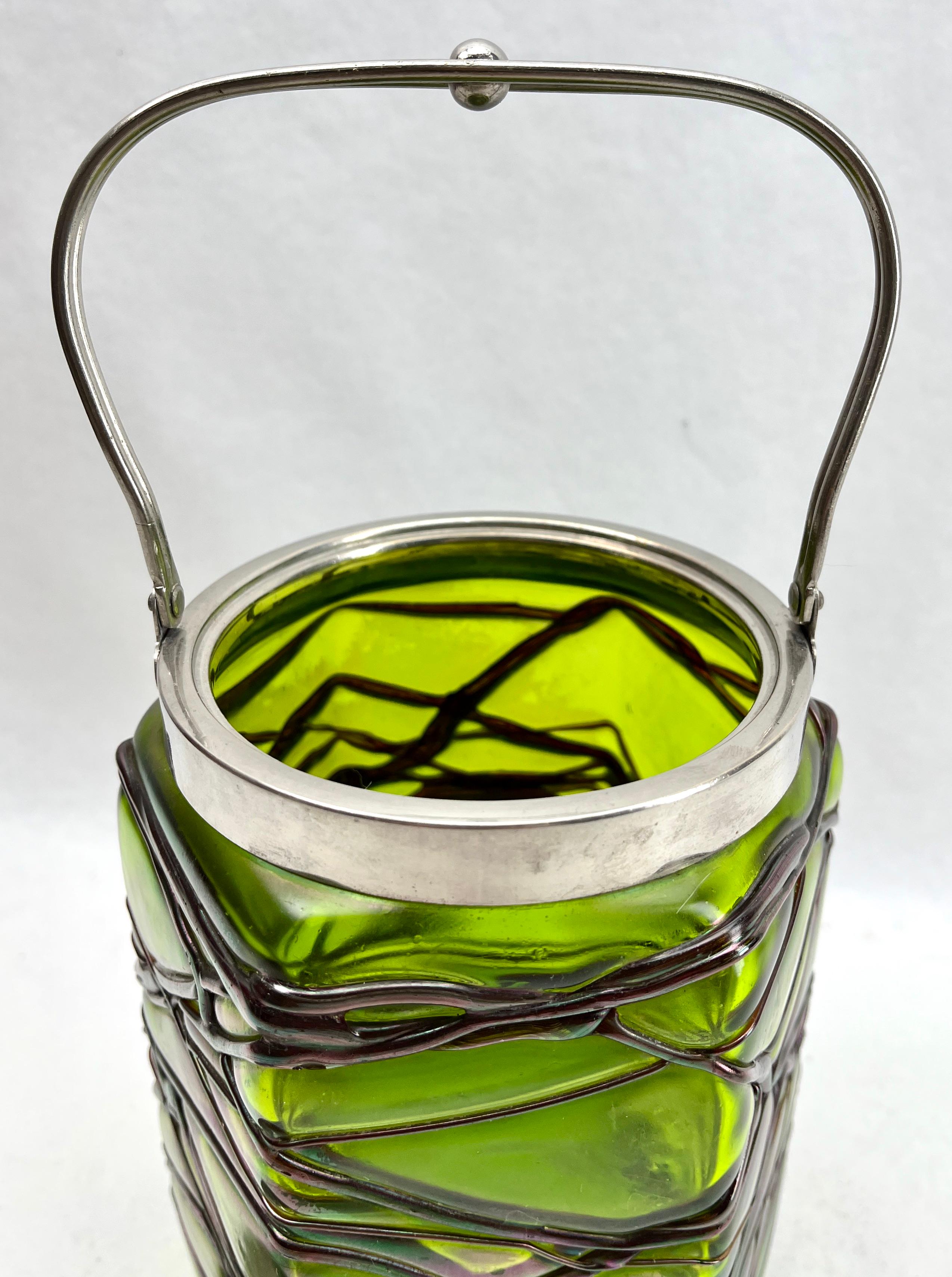 Tchèque Jarre à biscuits Art Nouveau en verre irisé de Loetz Glass avec couvercle en vente