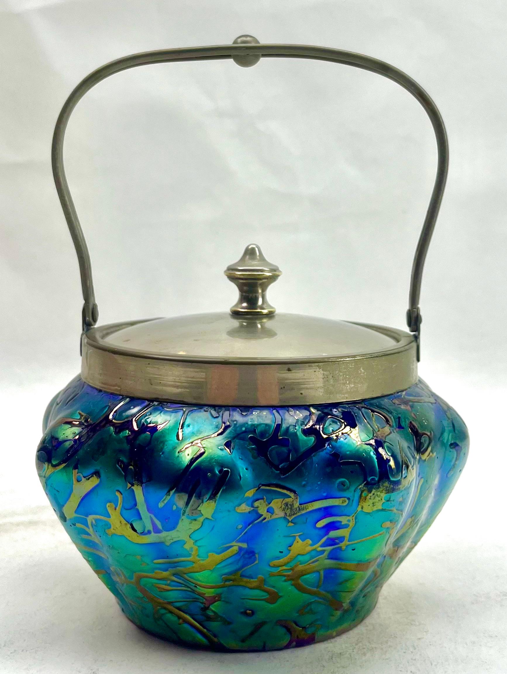 Peint à la main Jarre à biscuits Art Nouveau en verre irisé de Loetz Glass avec couvercle en vente