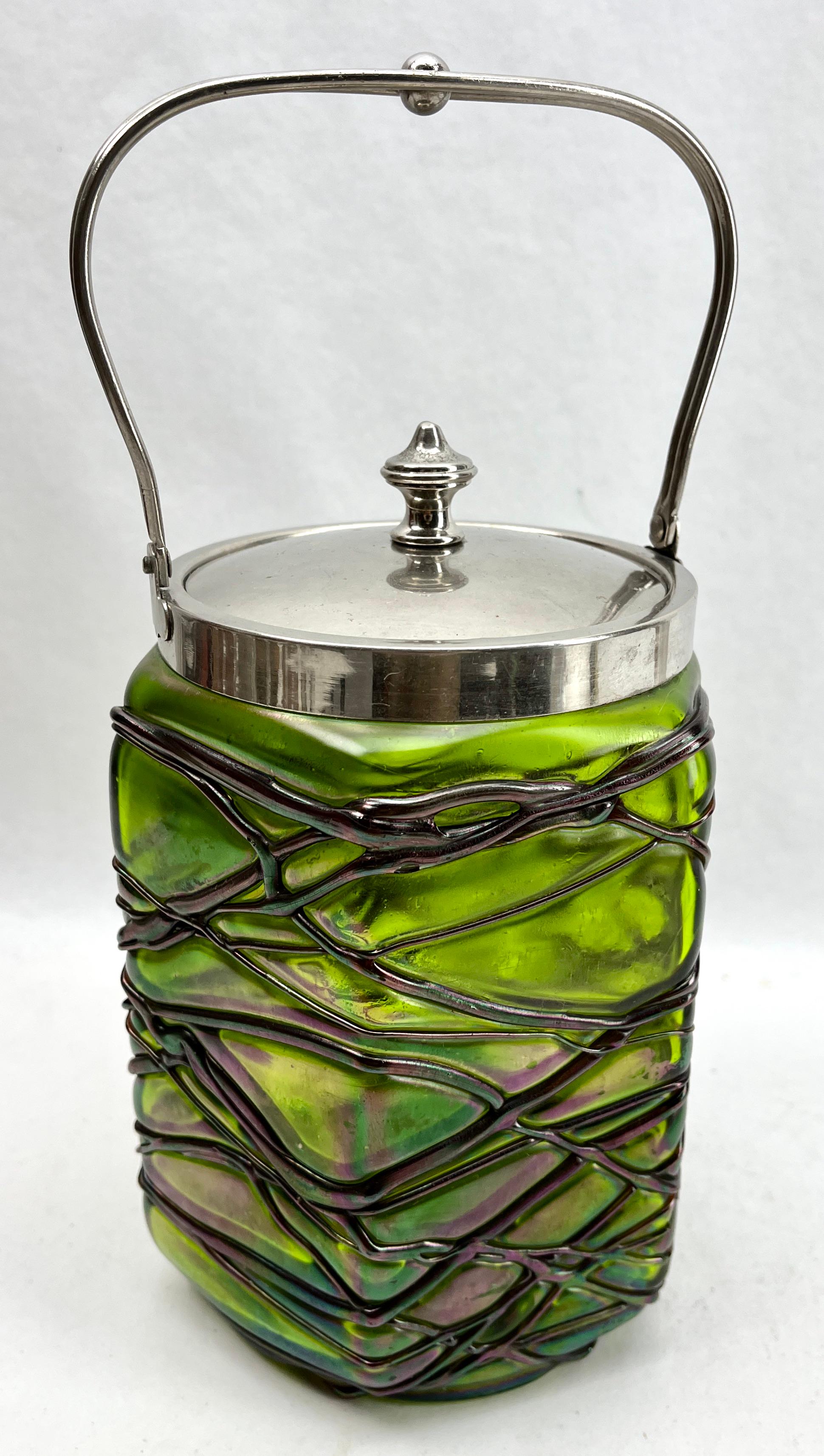 Émaillé Jarre à biscuits Art Nouveau en verre irisé de Loetz Glass avec couvercle en vente