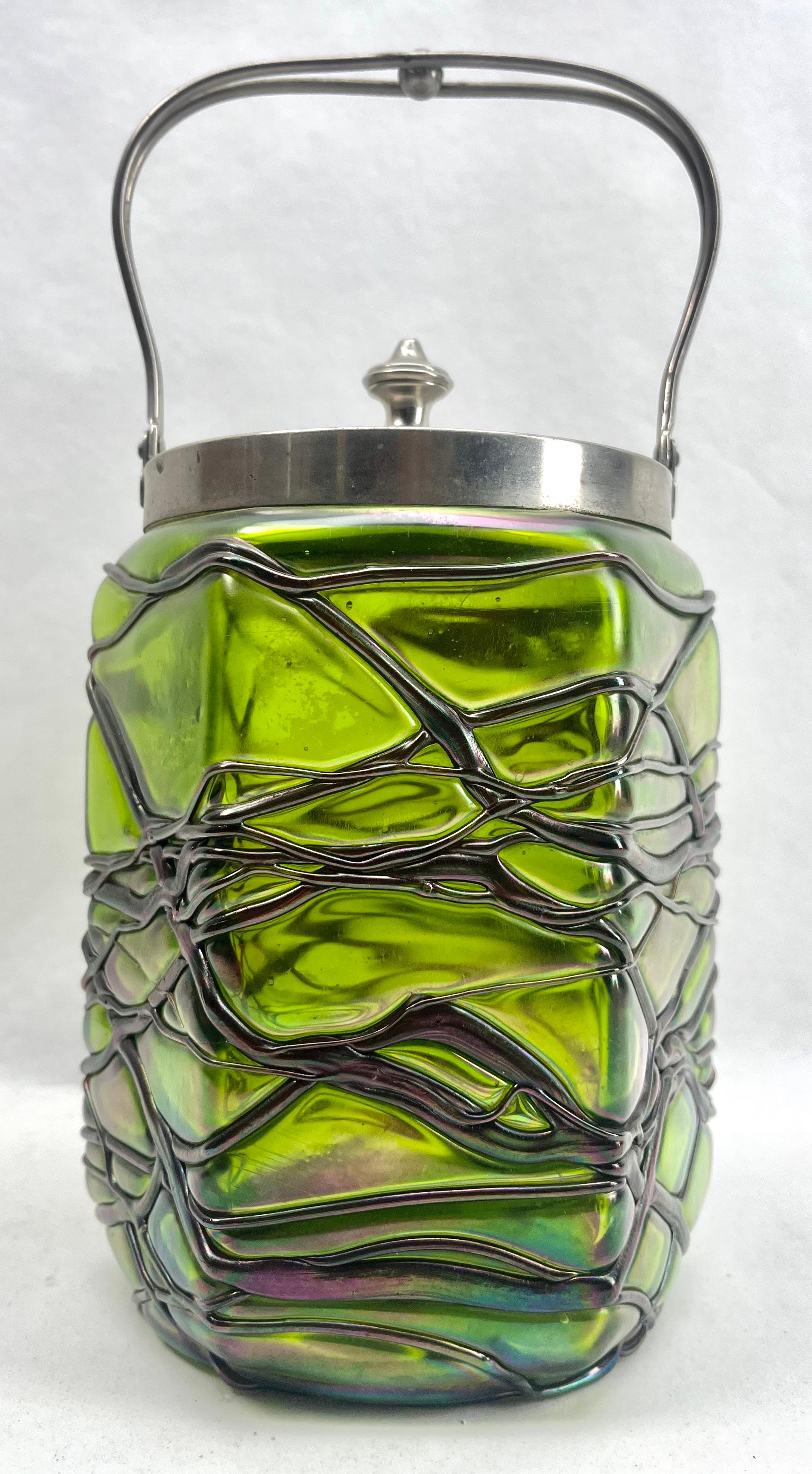 Jugendstil Keksdose aus irisierendem Glas von Loetz' mit Deckel im Zustand „Gut“ im Angebot in Verviers, BE