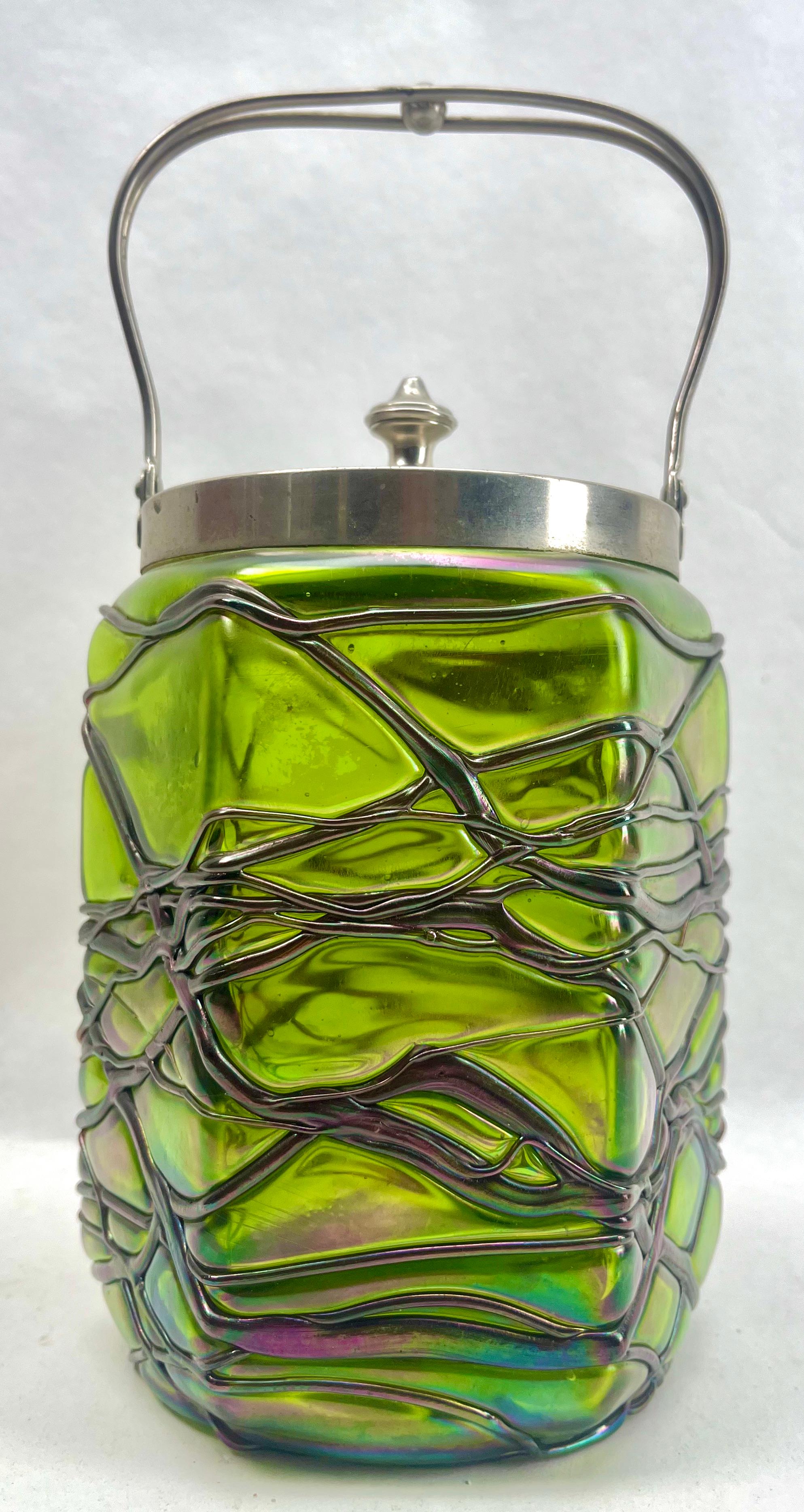 Jugendstil Keksdose aus irisierendem Glas von Loetz' mit Deckel (Spätes 19. Jahrhundert) im Angebot