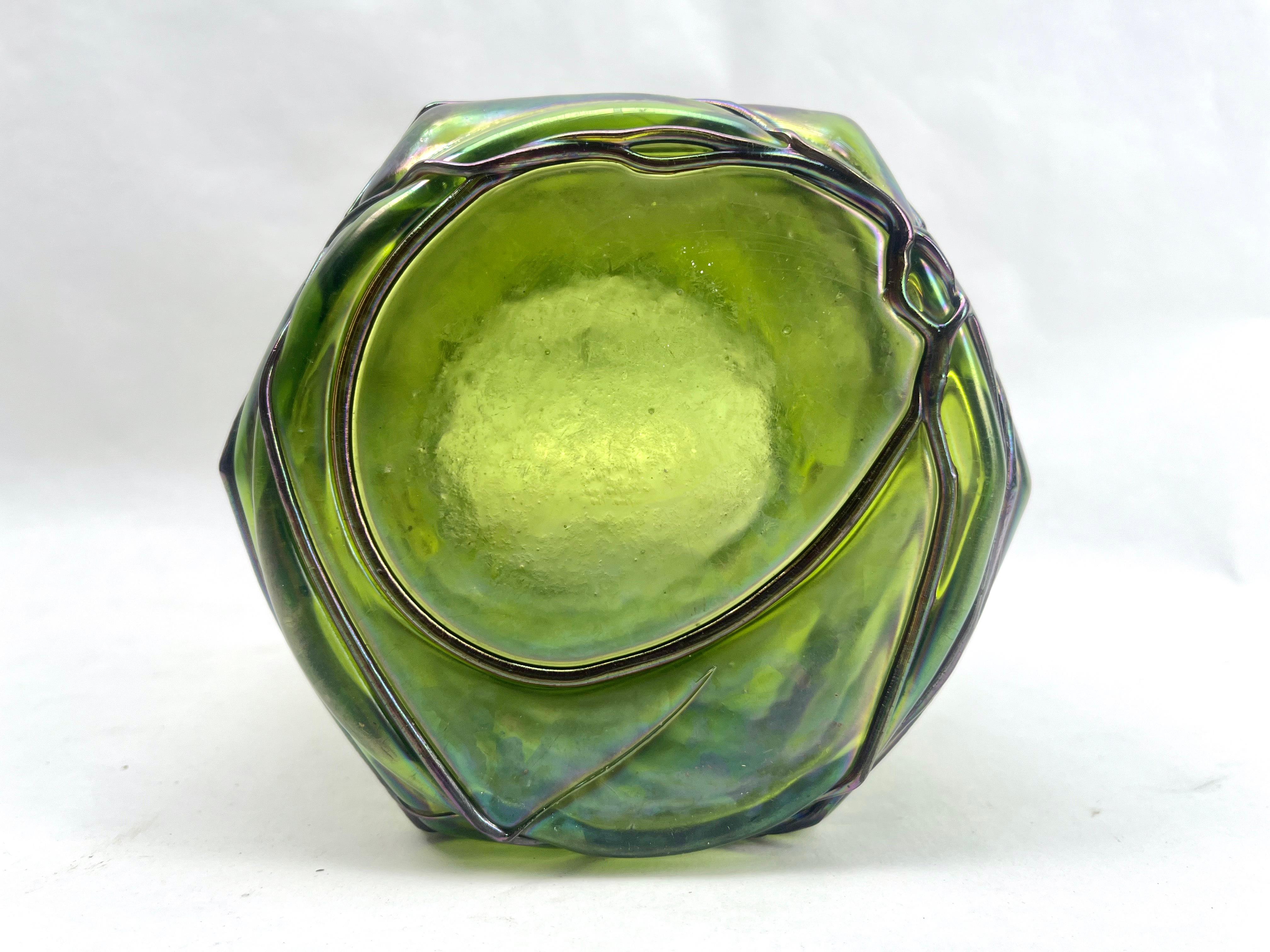 Verre d'art Jarre à biscuits Art Nouveau en verre irisé de Loetz Glass avec couvercle en vente
