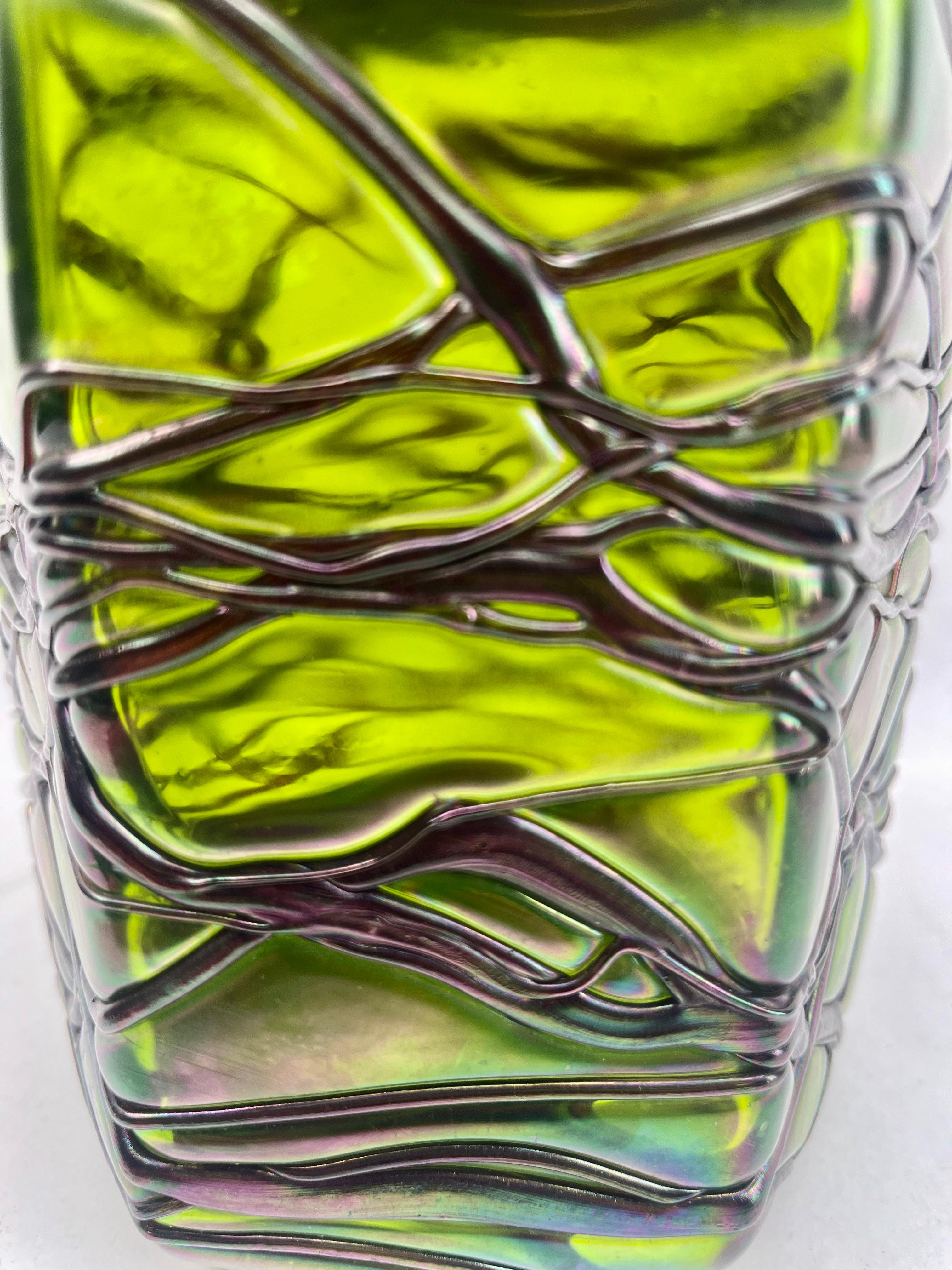 Jugendstil Keksdose aus irisierendem Glas von Loetz' mit Deckel im Angebot 1
