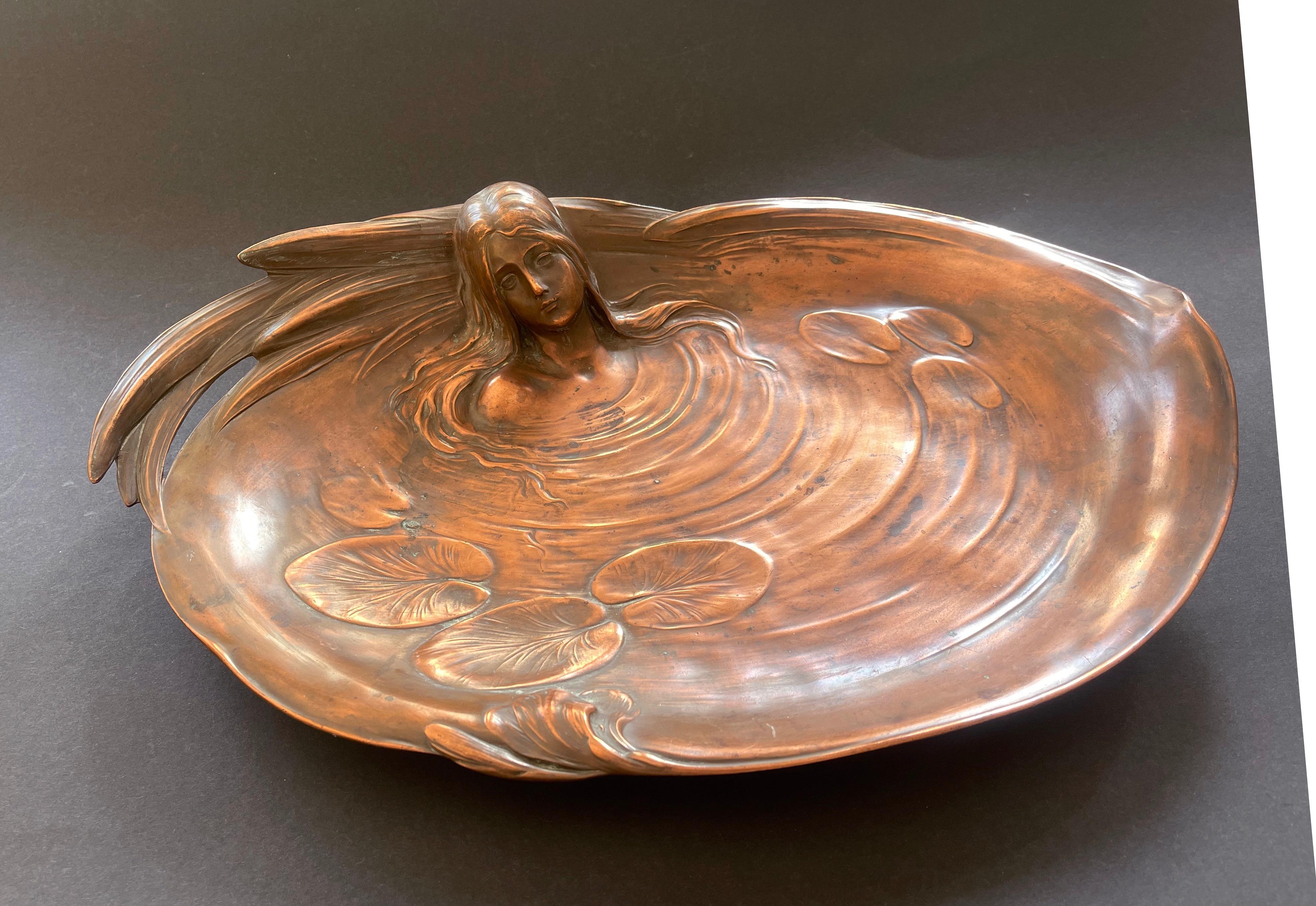 Fatto a mano Ciotola in rame Art Nouveau, Ninfa nell'acqua, 1910 dopo Maurice Bouval, Germania in vendita