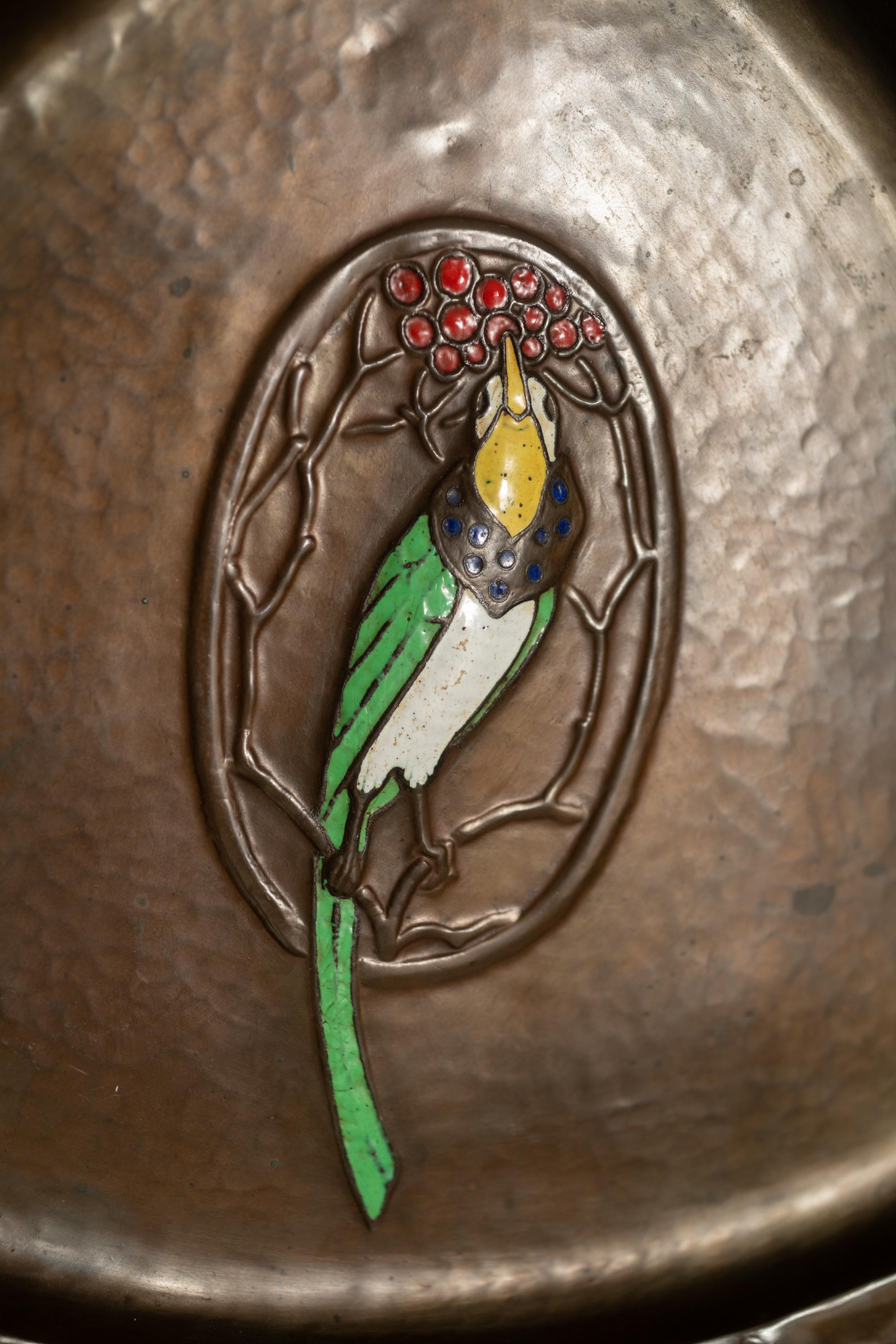 Jugendstil-Plattenteller aus Kupfer mit Vogel und Beeren von Ludwig Karl Maria Vierthaler (Intarsie) im Angebot