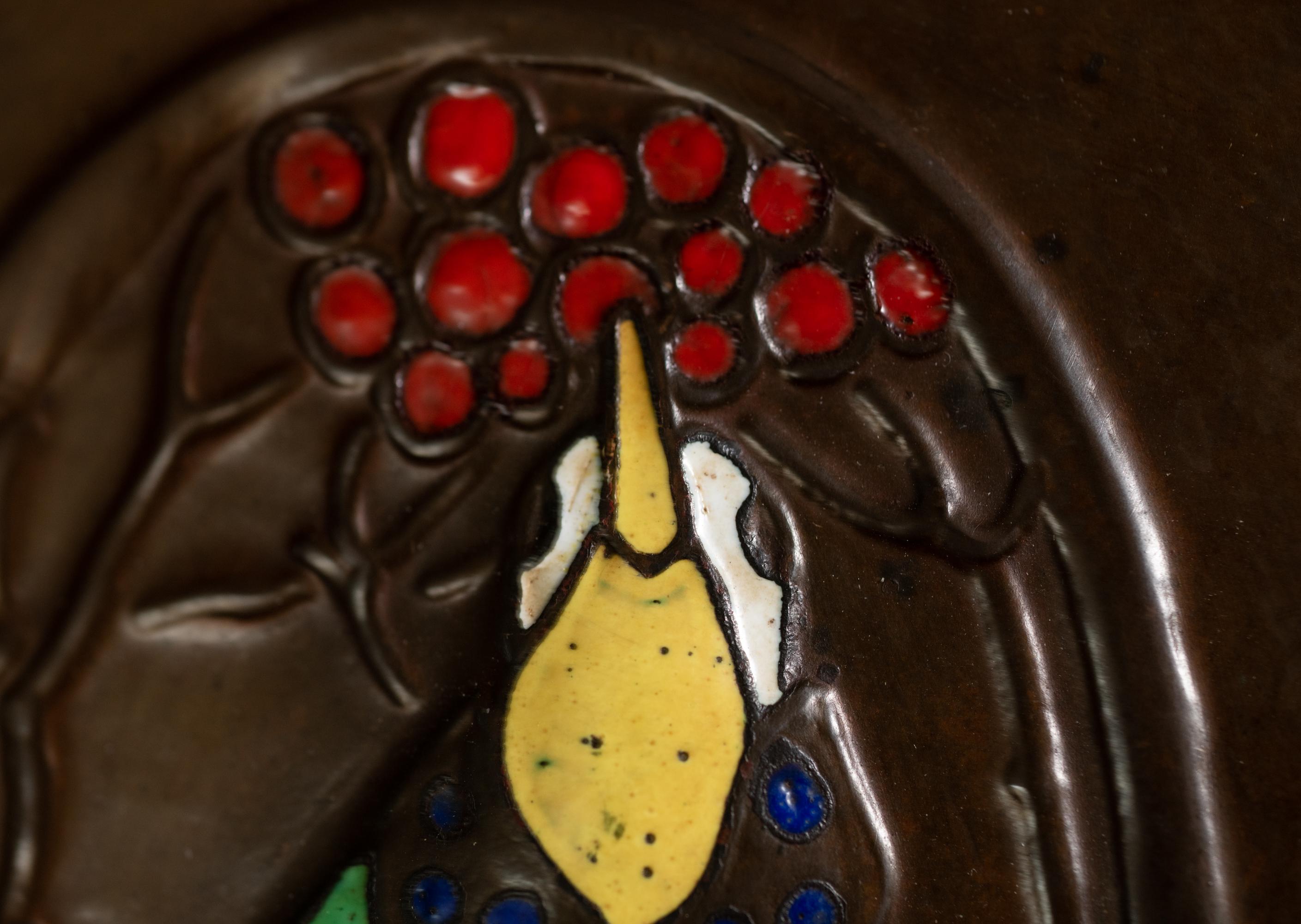 Jugendstil-Plattenteller aus Kupfer mit Vogel und Beeren von Ludwig Karl Maria Vierthaler im Zustand „Gut“ im Angebot in Chicago, US