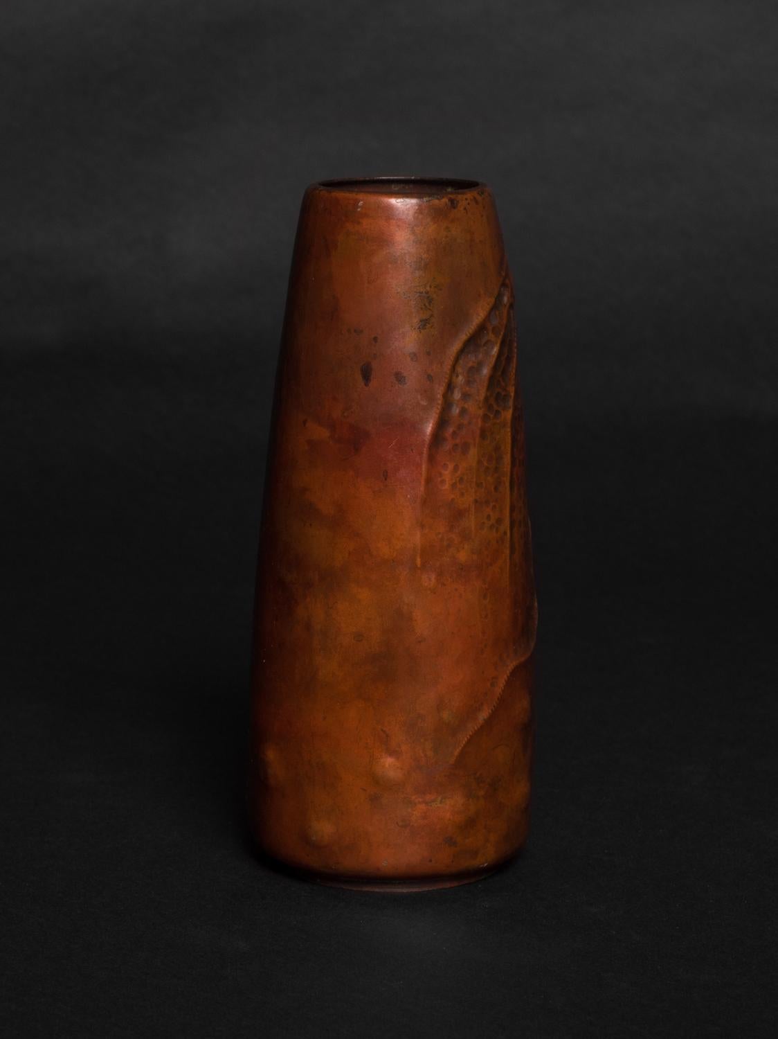 Tedesco Vaso Art Nouveau in rame a forma di Cicada con opale di Ludwig Karl Maria Vierthaler in vendita