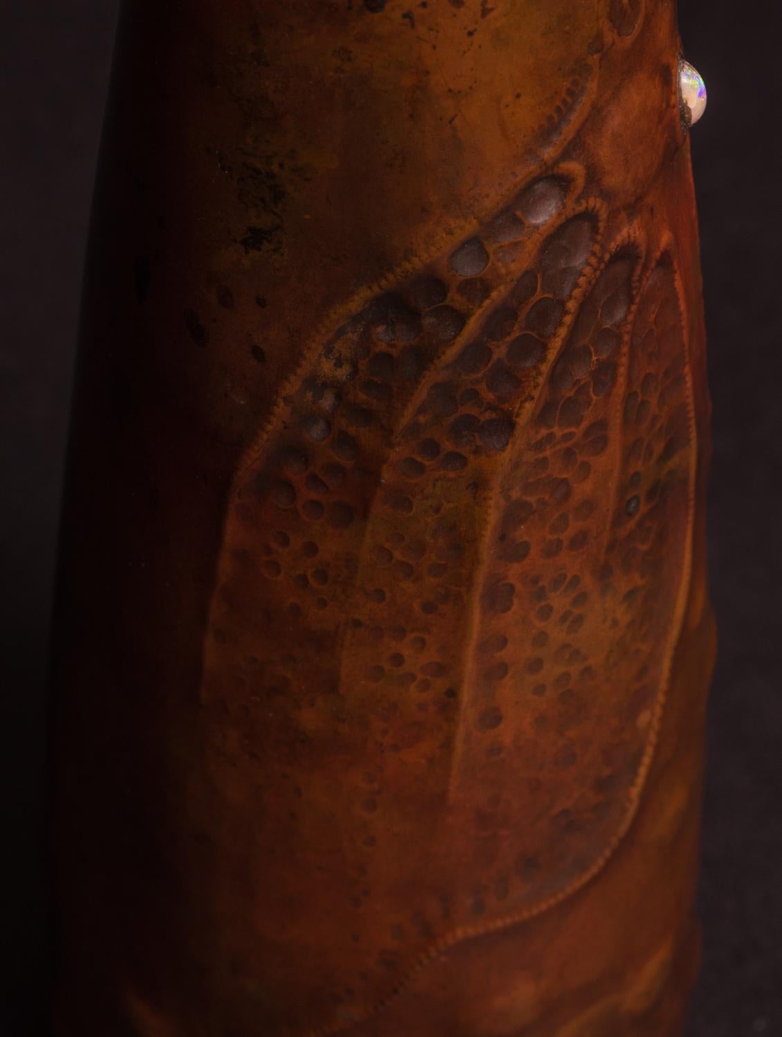 Jugendstil Cicada Vase aus Kupfer mit Opal von Ludwig Karl Maria Vierthaler (Patiniert) im Angebot