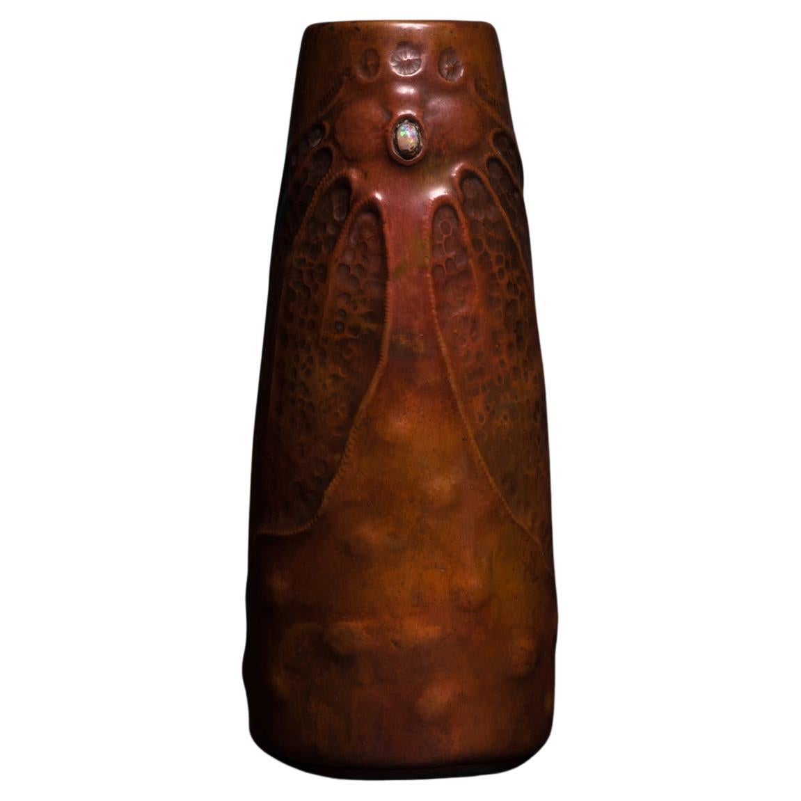 Jugendstil Cicada Vase aus Kupfer mit Opal von Ludwig Karl Maria Vierthaler im Angebot