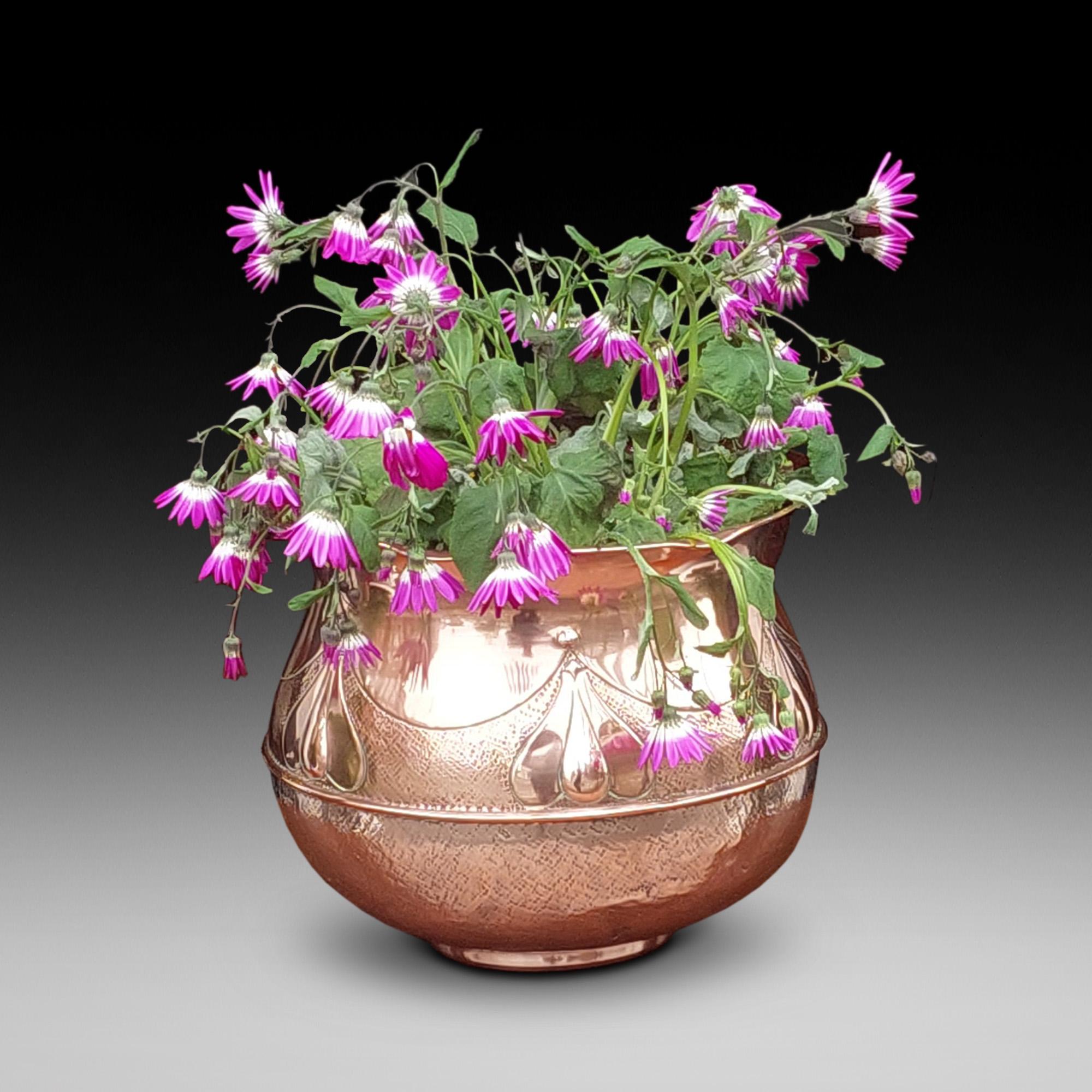 Fioriera in rame Art Nouveau del 1900 con decoro di tulipani stilizzati - 10 