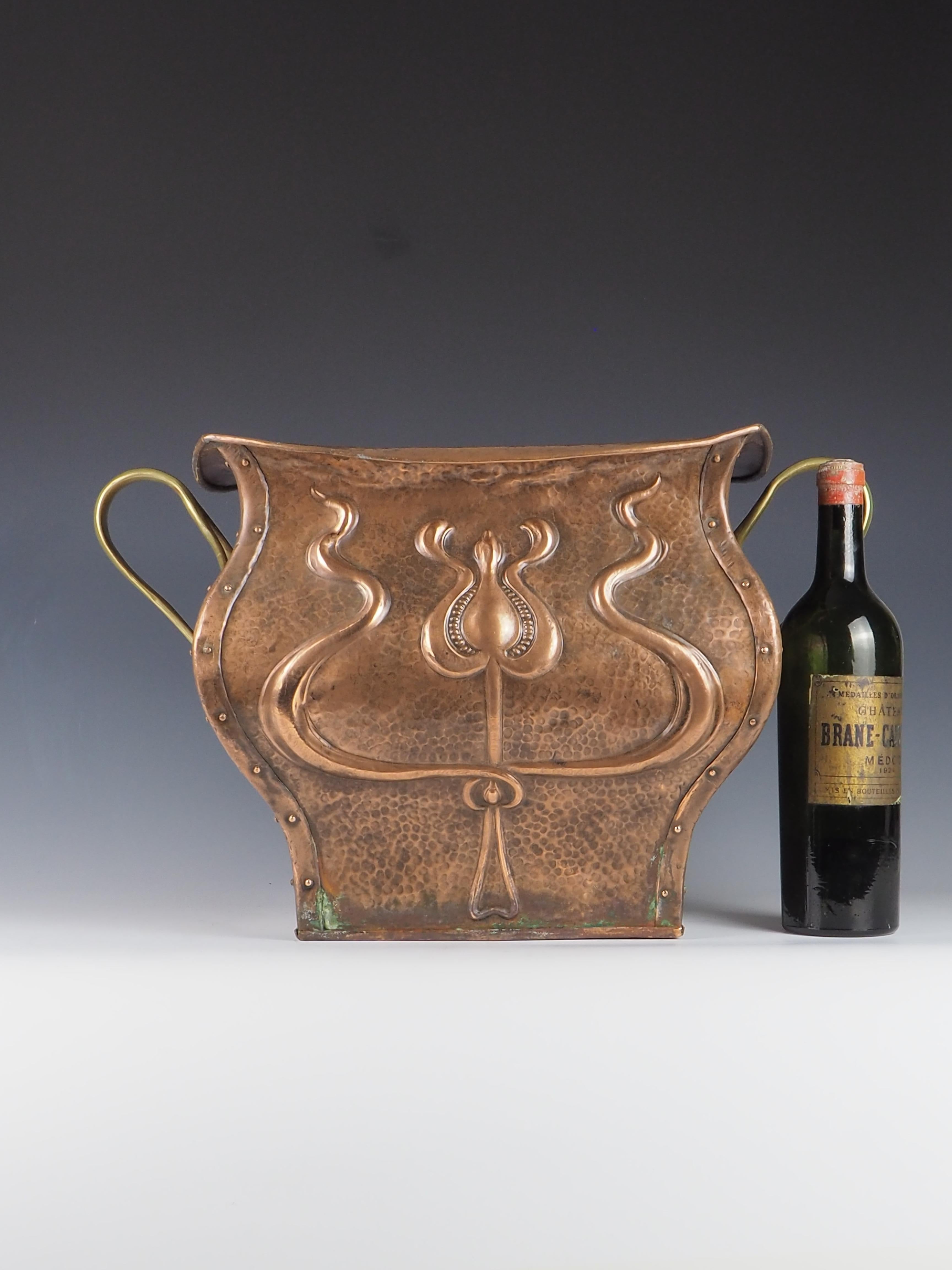 Art Nouveau Copper Planter / Jardinere / Fireside Bucket In Good Condition For Sale In Lincoln, GB