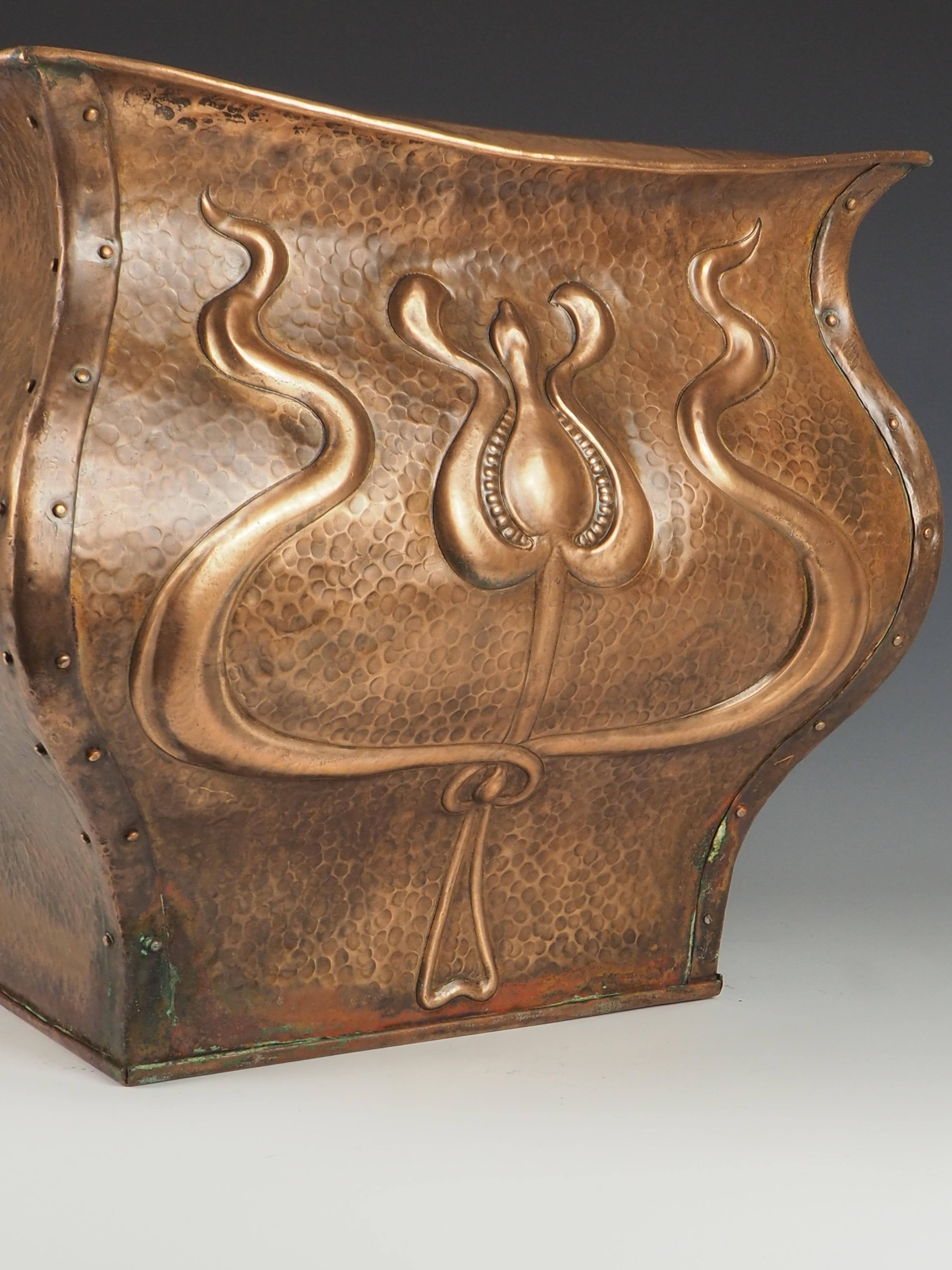 Art Nouveau Copper Planter / Jardinere / Fireside Bucket For Sale 4