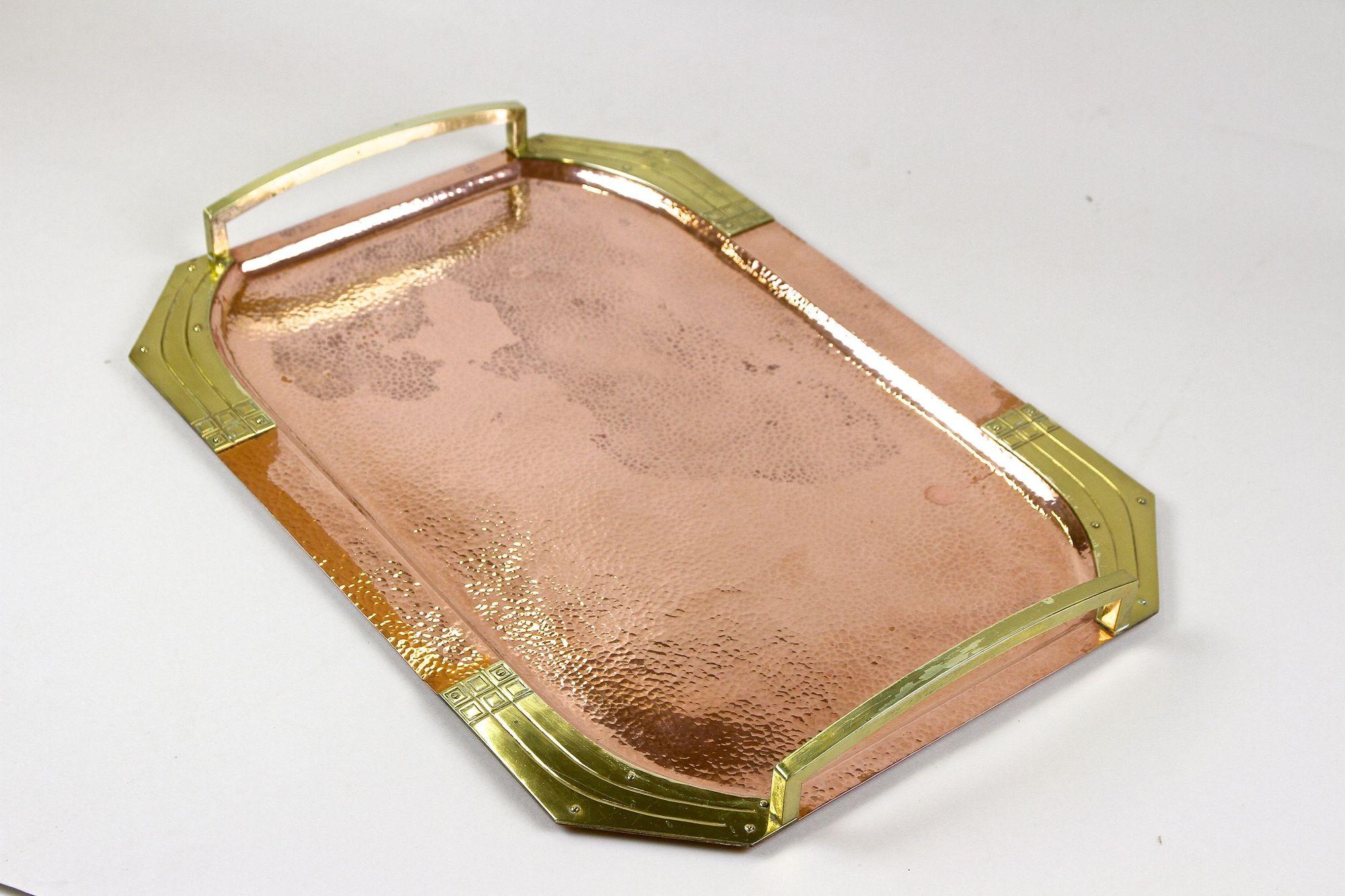 Jugendstil-Kupfertablett mit vergoldeten Messinggriffen, Österreich, um 1900 im Angebot 13