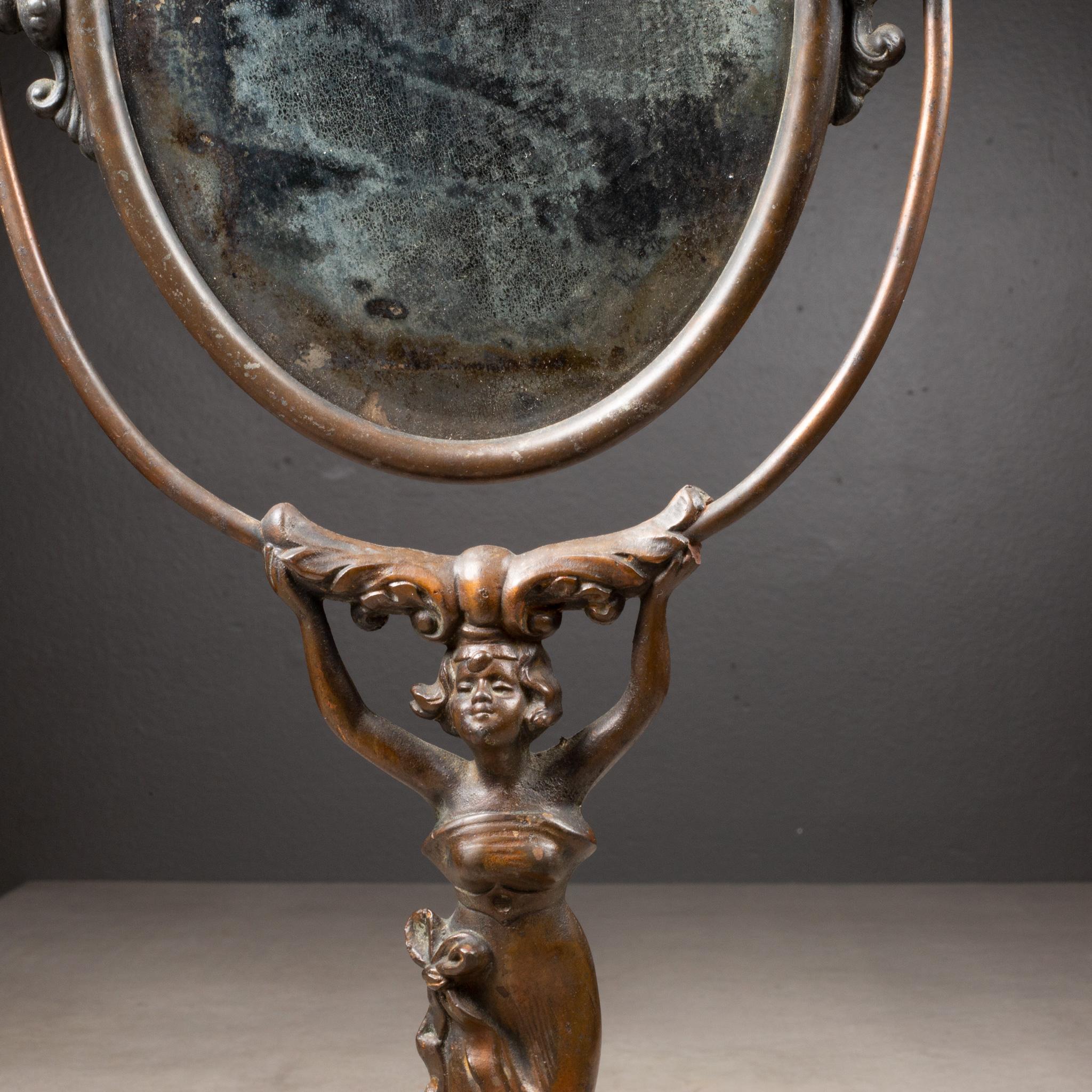 CIRCA

Specchio ovale smussato per vanità dei primi del Novecento con piano girevole e piedistallo in rame raffigurante una donna che regge la cornice dello specchio.

Mostrato con un modello di mano a grandezza naturale. 

    CREATORE Sconosciuto.