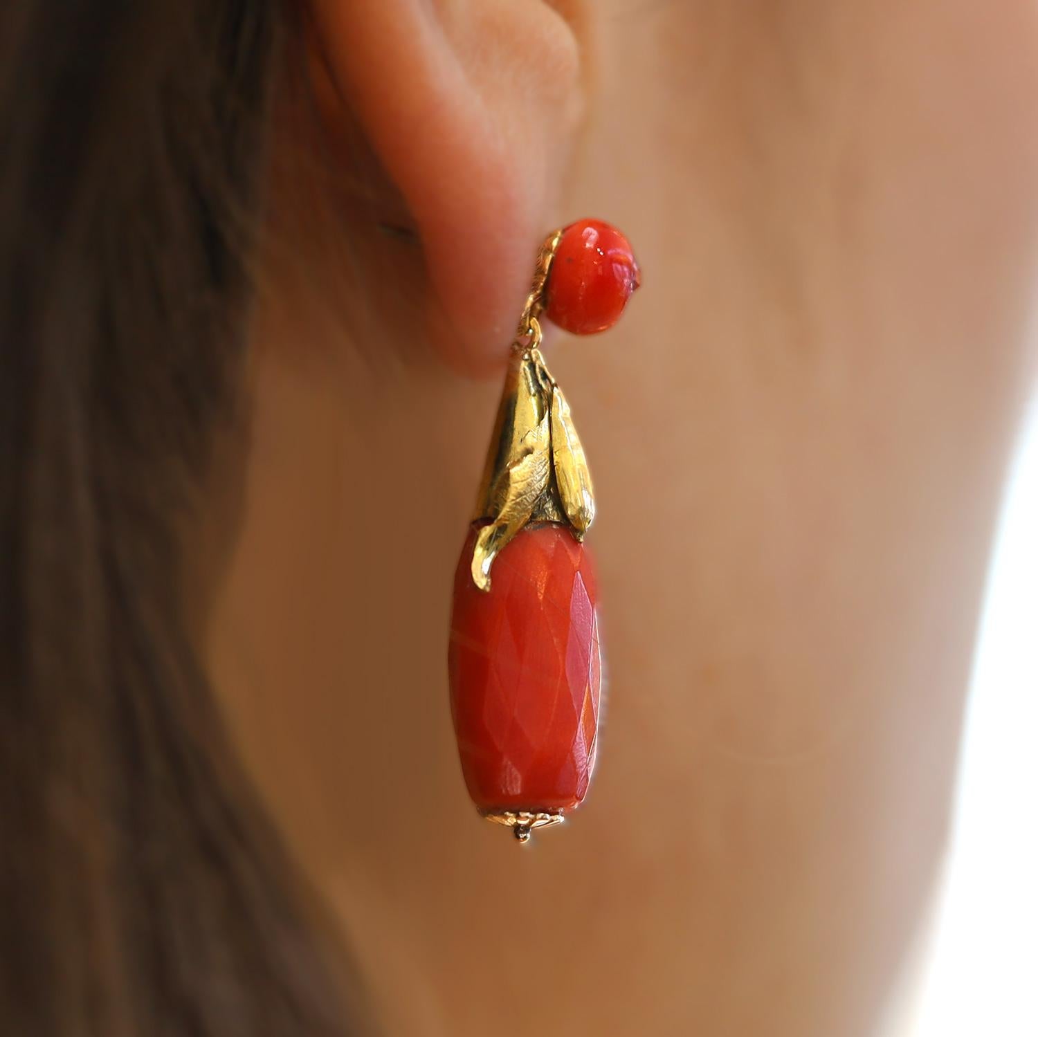 Taglio a rosa Art Nouveau Coral 18k Gold Bat Dangle Earrings in vendita