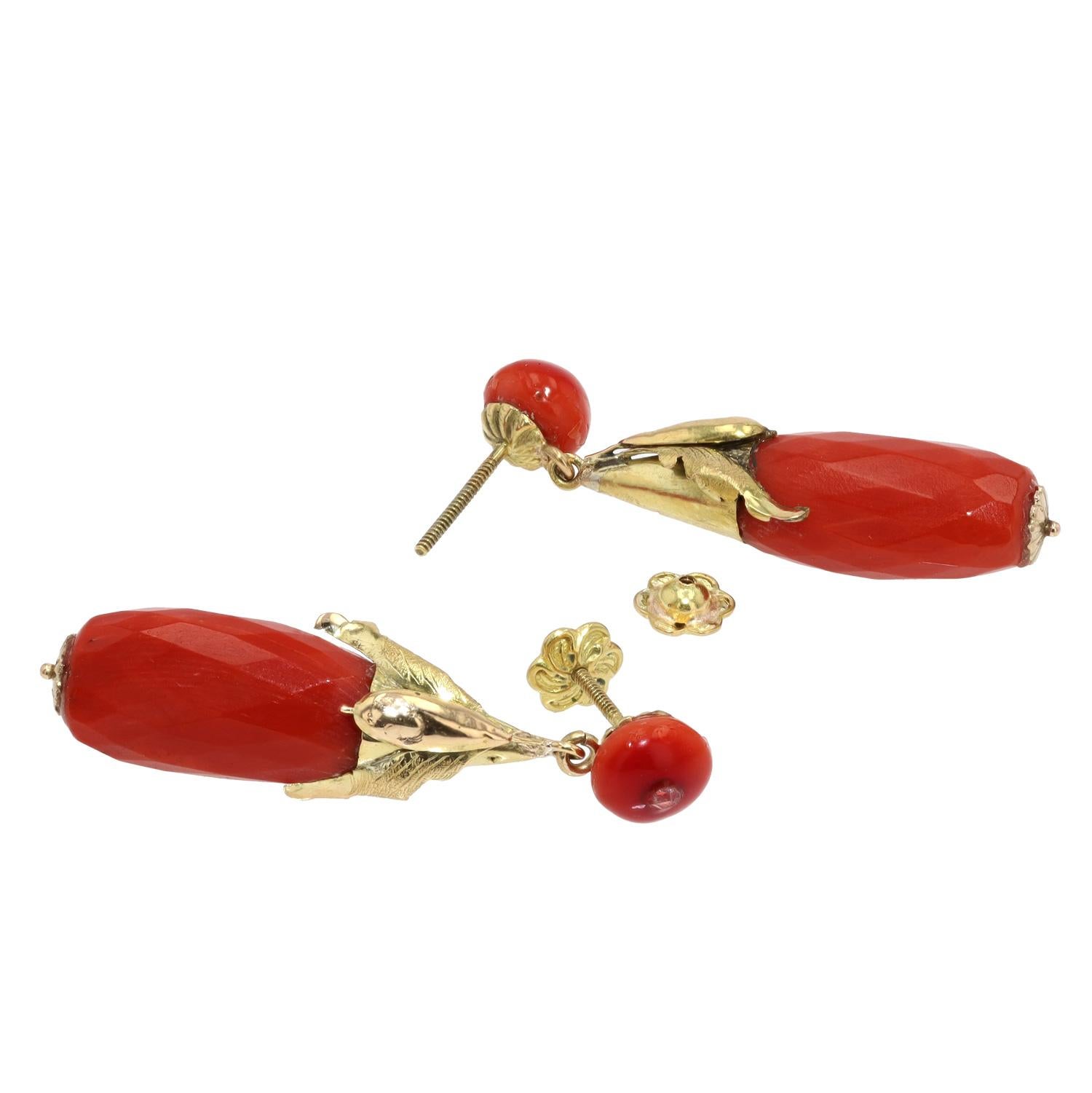 Art Nouveau Coral 18k Gold Bat Dangle Earrings In condizioni buone in vendita a Santa Barbara, CA