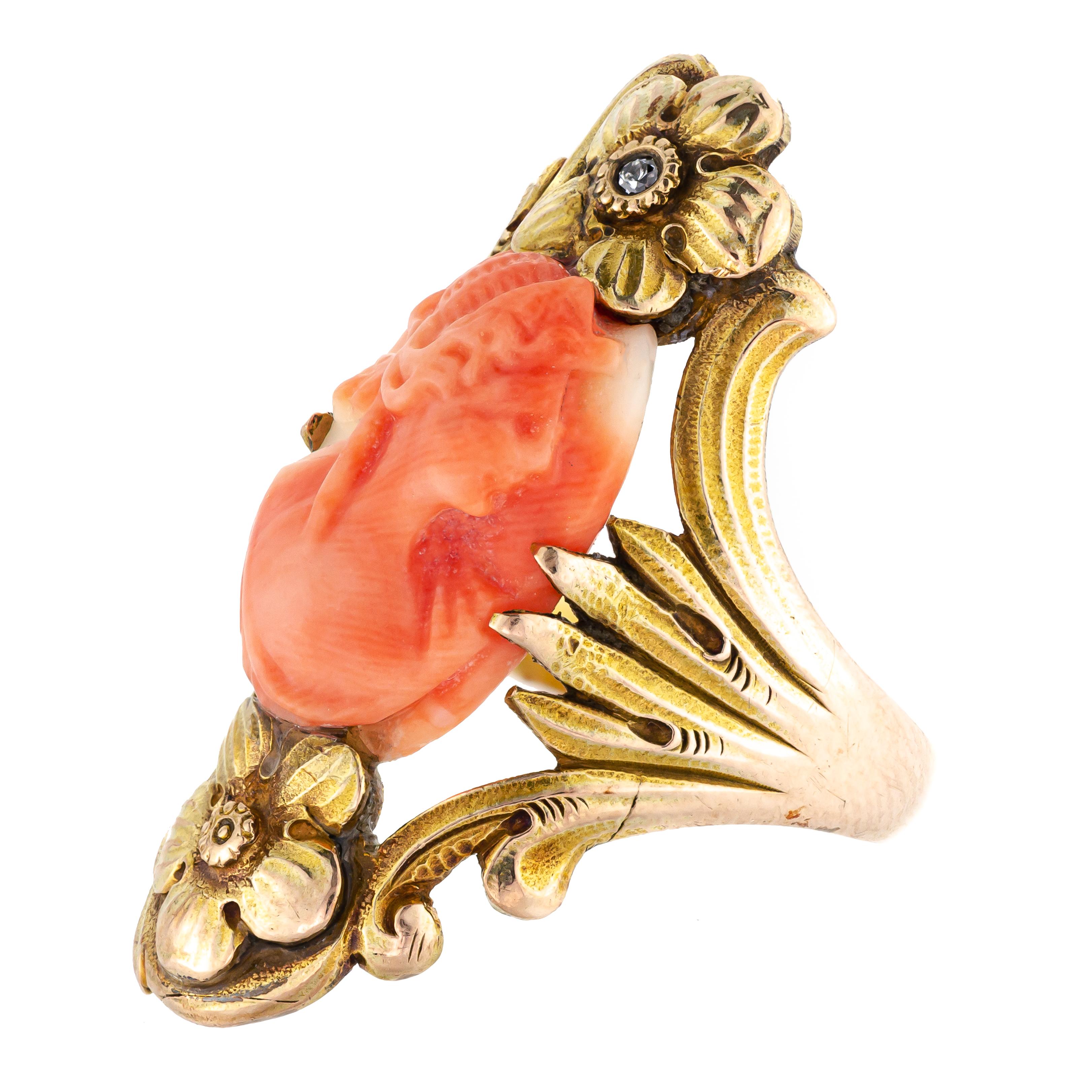 Jugendstil-Ring aus Gelbgold mit Koralle und Kamee und Diamant, um 1905 (Art nouveau) im Angebot
