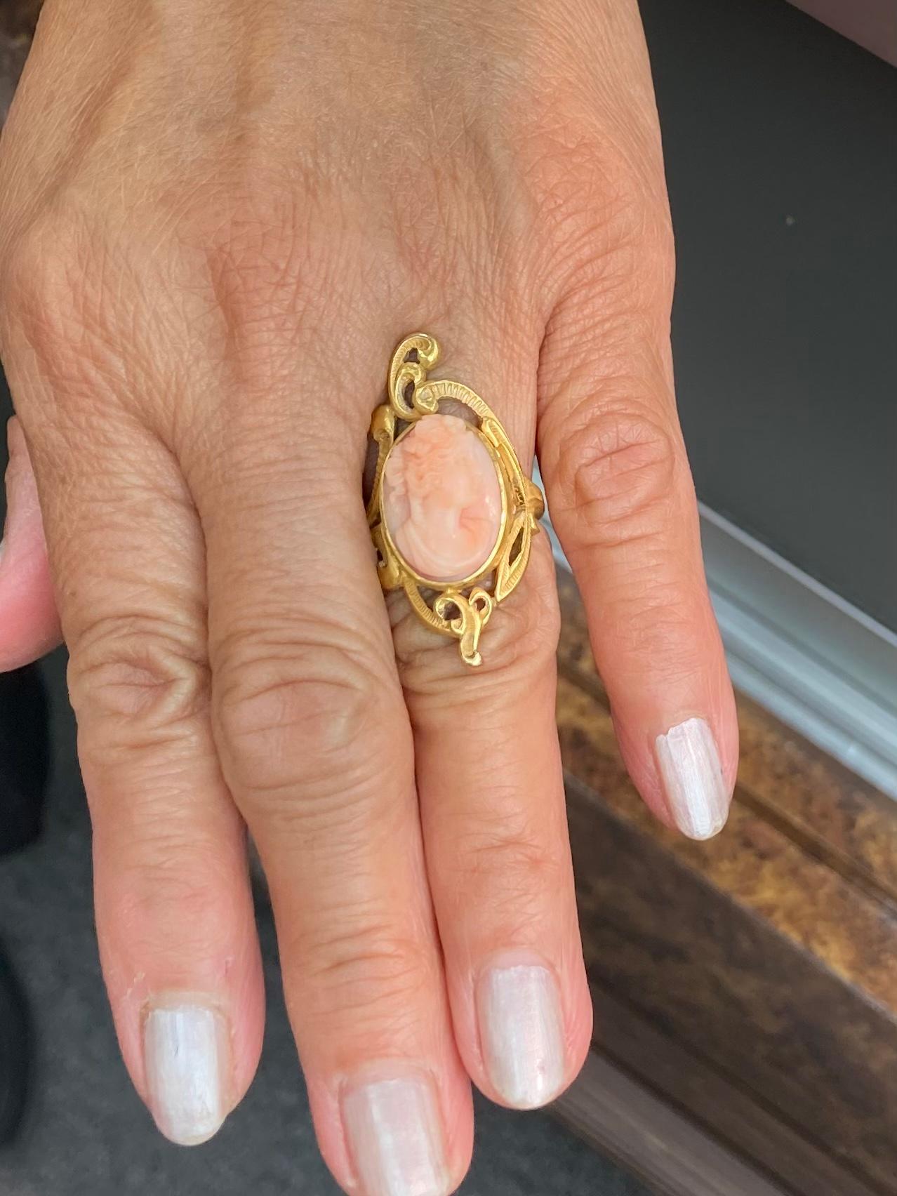 Art Nouveau Coral Cameo Yellow Gold Ring In Good Condition In Los Angeles, CA