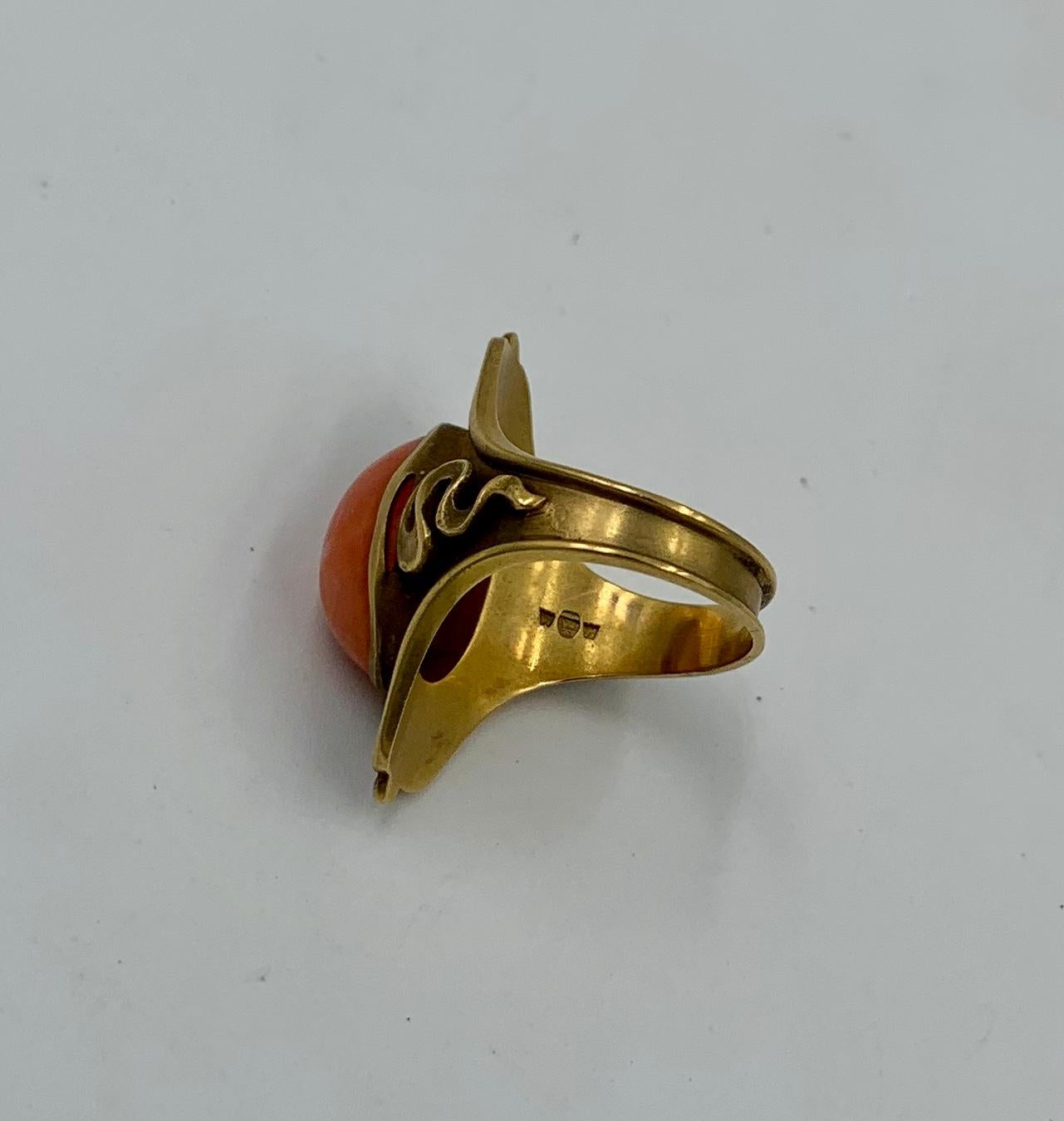 Anello di corallo Art Nouveau in oro 14 carati con cabochon di corallo salmone, circa 1900 in vendita 5