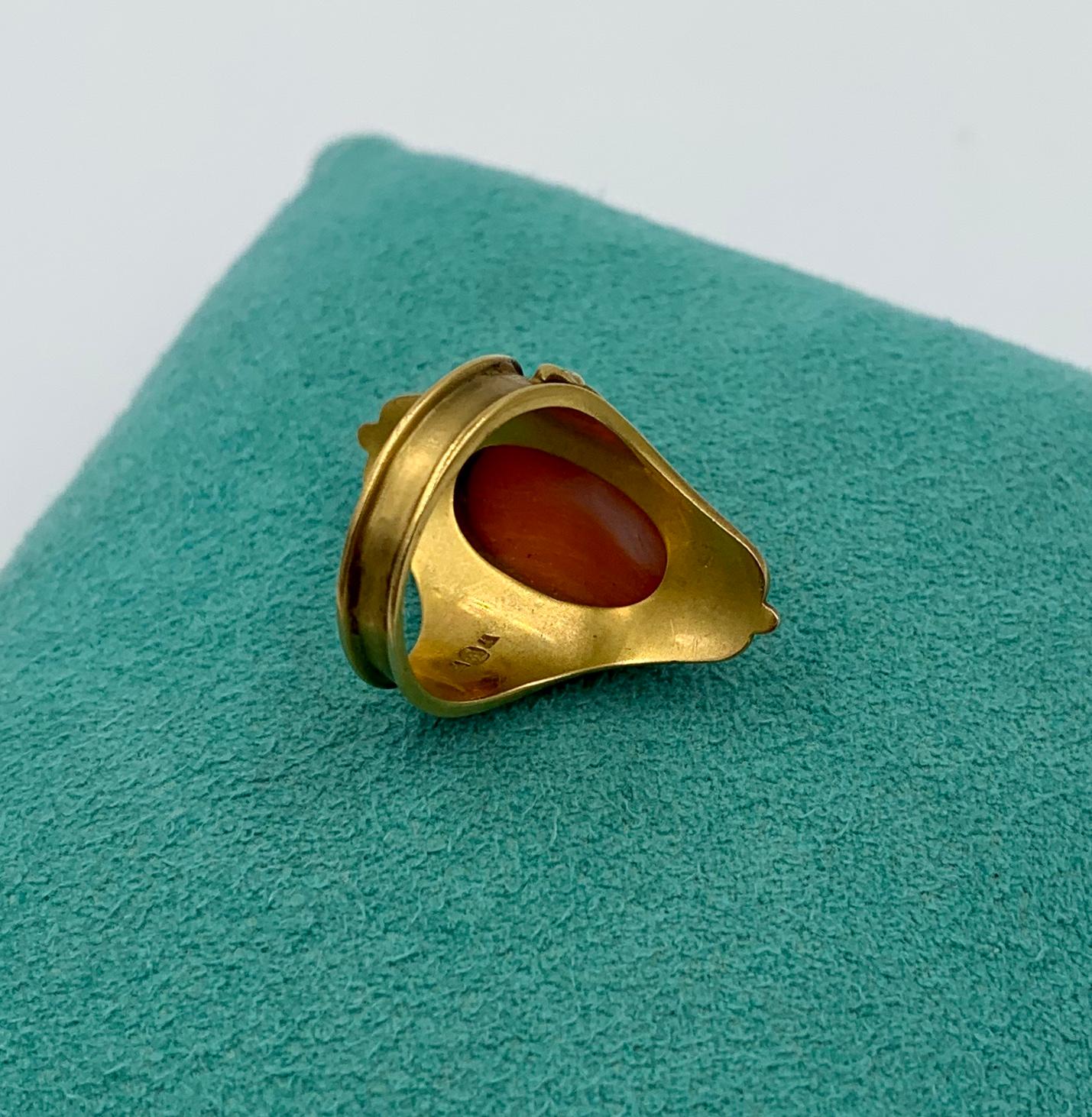 Anello di corallo Art Nouveau in oro 14 carati con cabochon di corallo salmone, circa 1900 in vendita 7