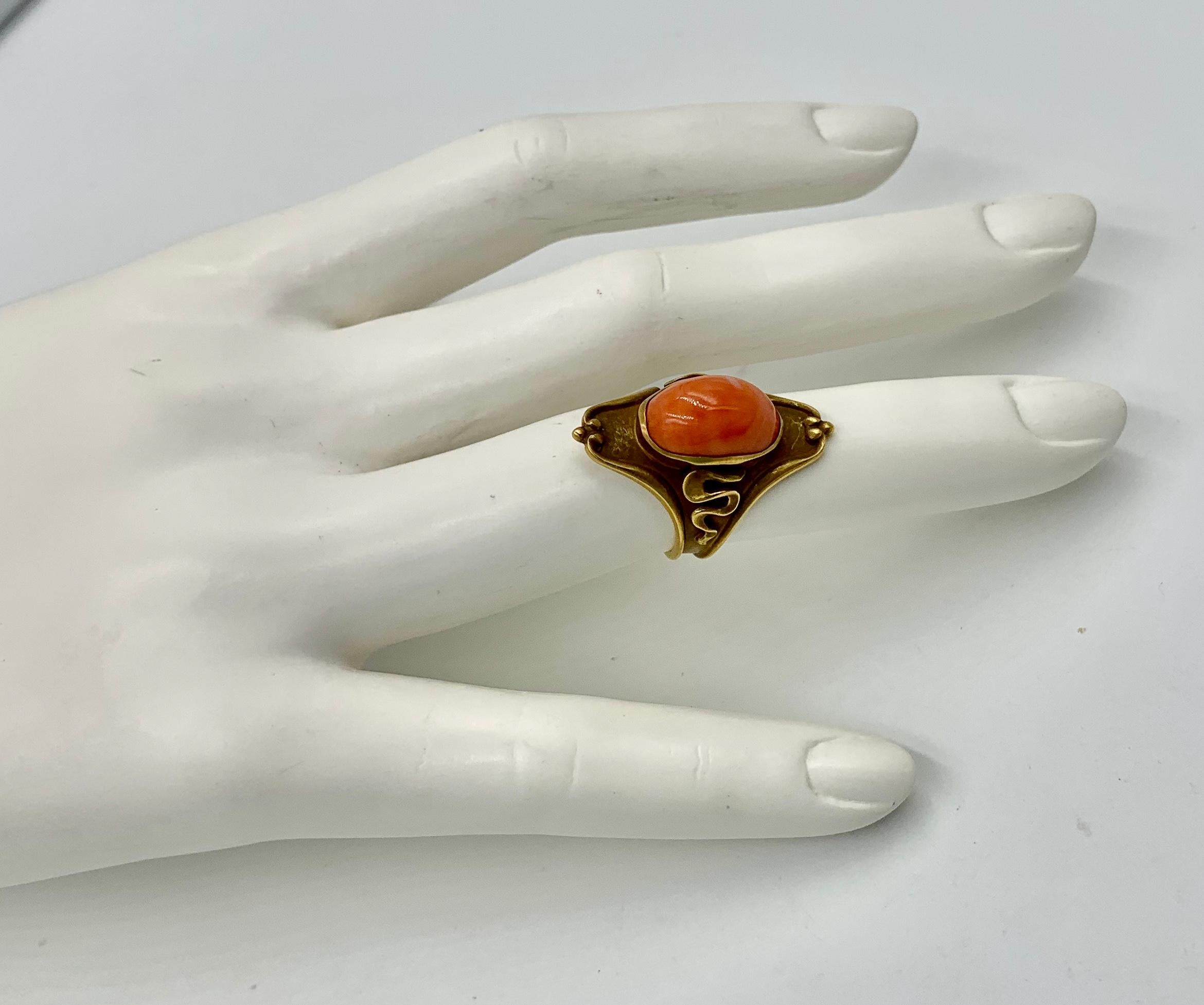 Cabochon Anello di corallo Art Nouveau in oro 14 carati con cabochon di corallo salmone, circa 1900 in vendita