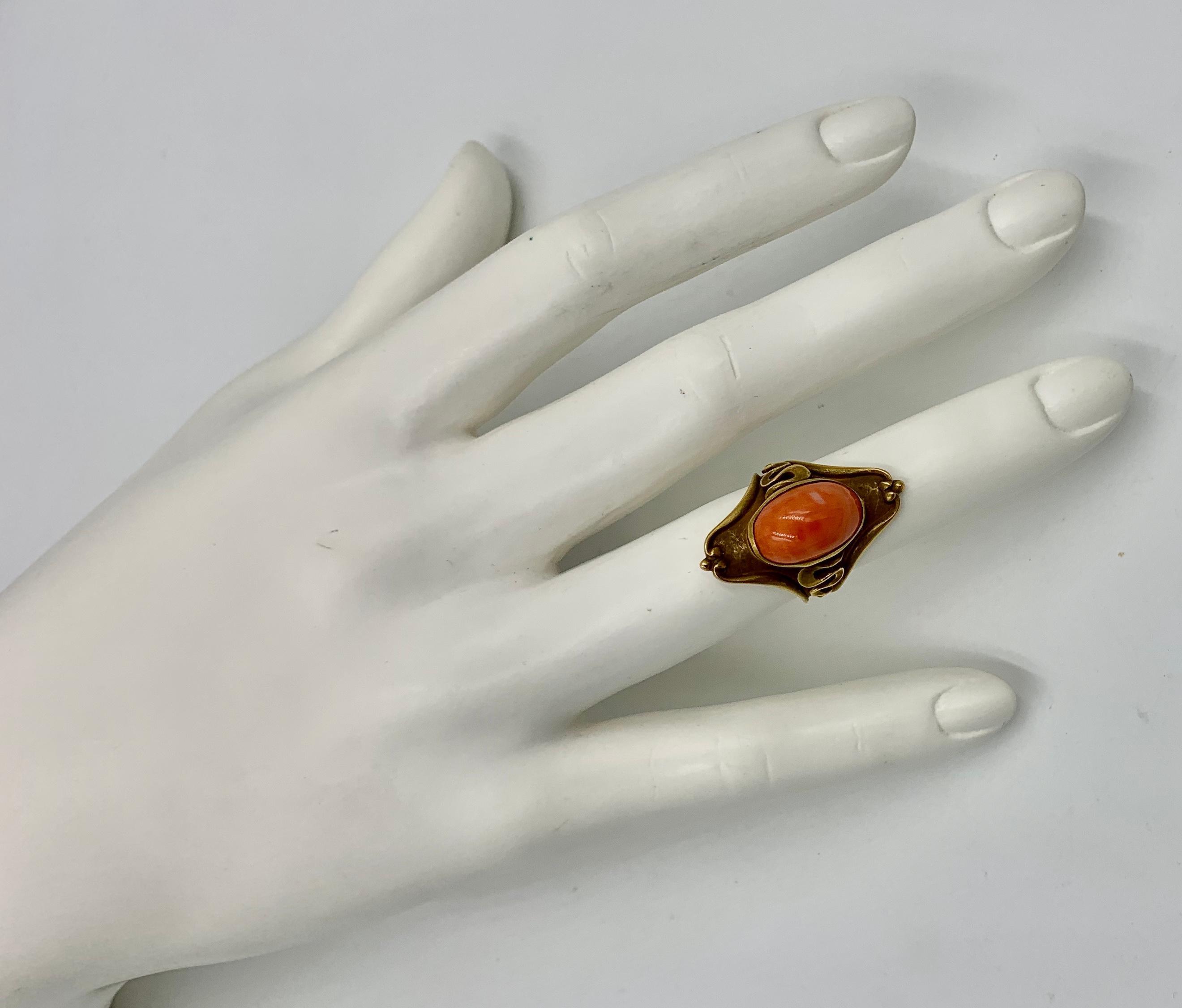 Anello di corallo Art Nouveau in oro 14 carati con cabochon di corallo salmone, circa 1900 In condizioni buone in vendita a New York, NY