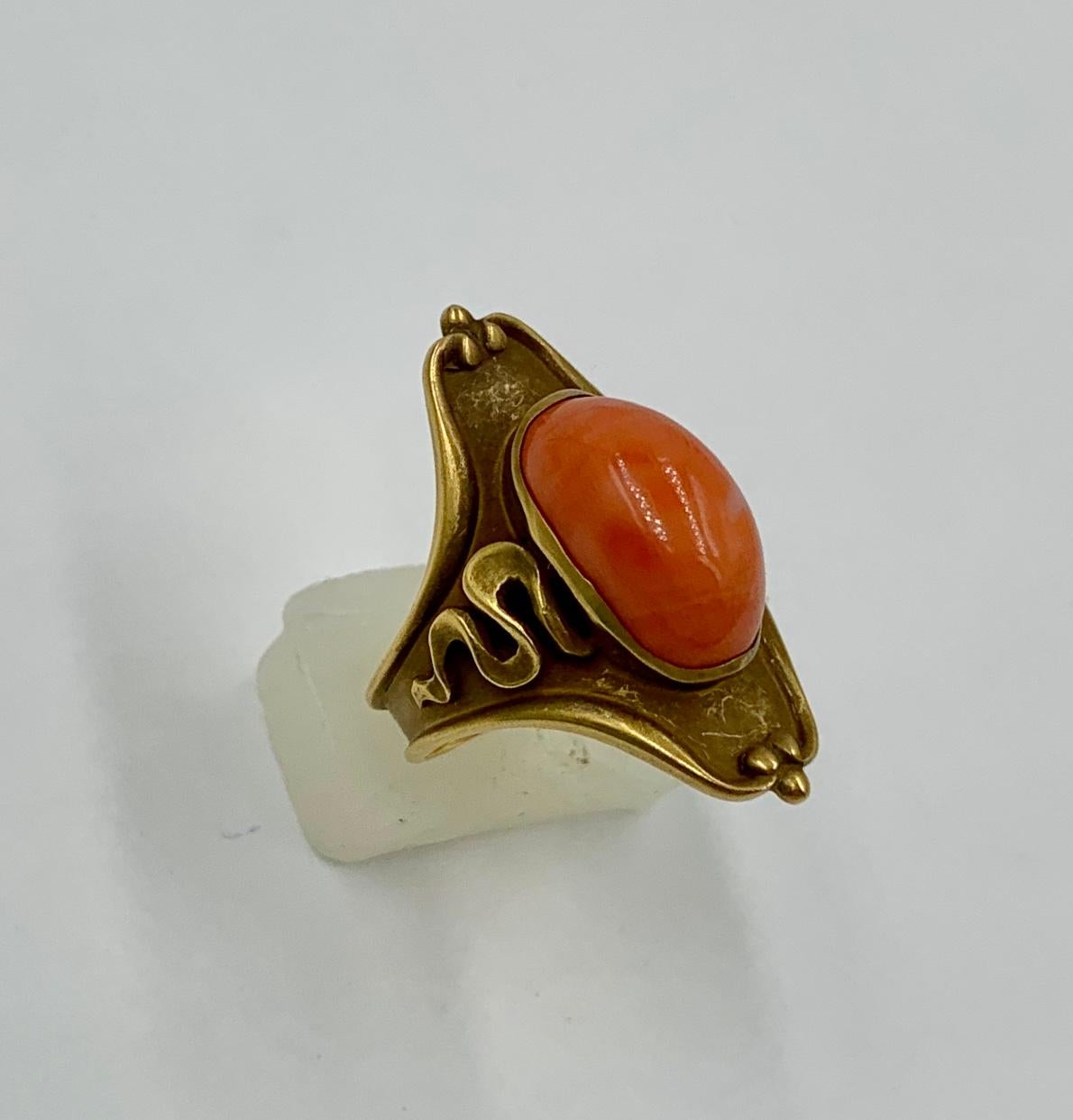 Donna Anello di corallo Art Nouveau in oro 14 carati con cabochon di corallo salmone, circa 1900 in vendita