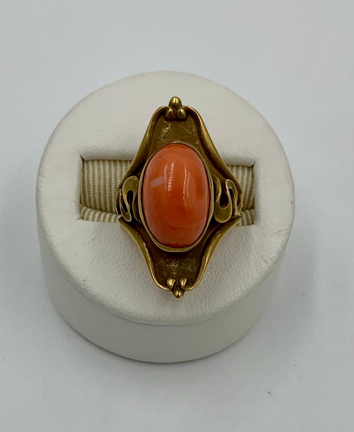 Anello di corallo Art Nouveau in oro 14 carati con cabochon di corallo salmone, circa 1900 in vendita 1